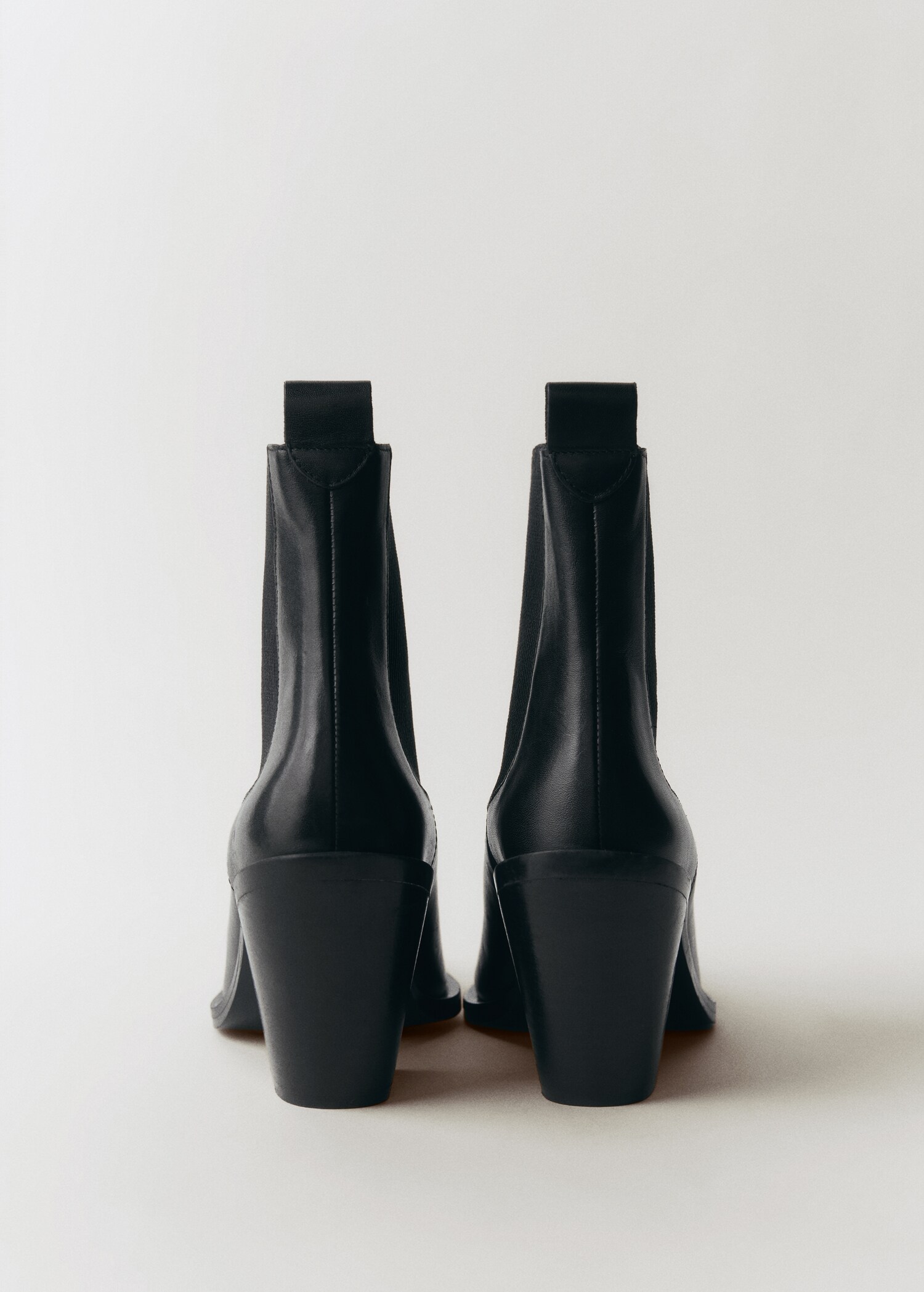 Leather pointed ankle boots - Details of the article 1