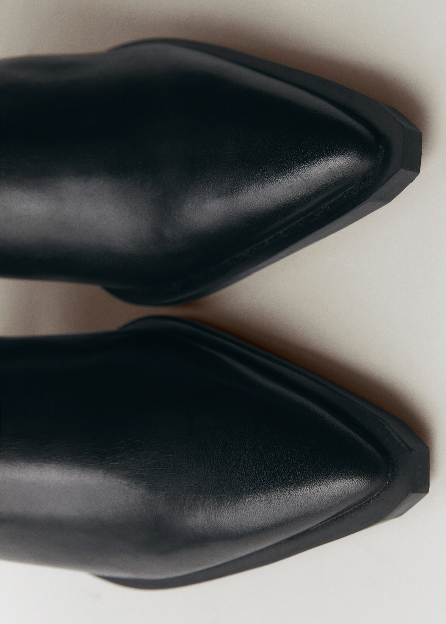 Leather pointed ankle boots - Details of the article 2