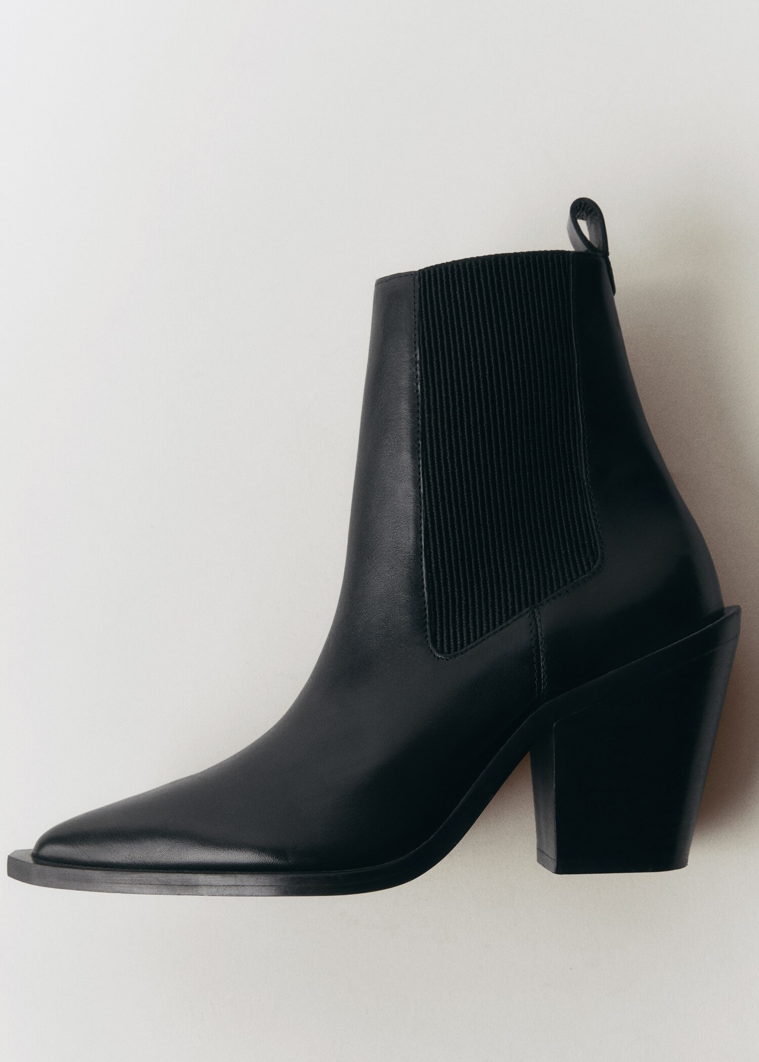 Leather pointed ankle boots - Details of the article 4
