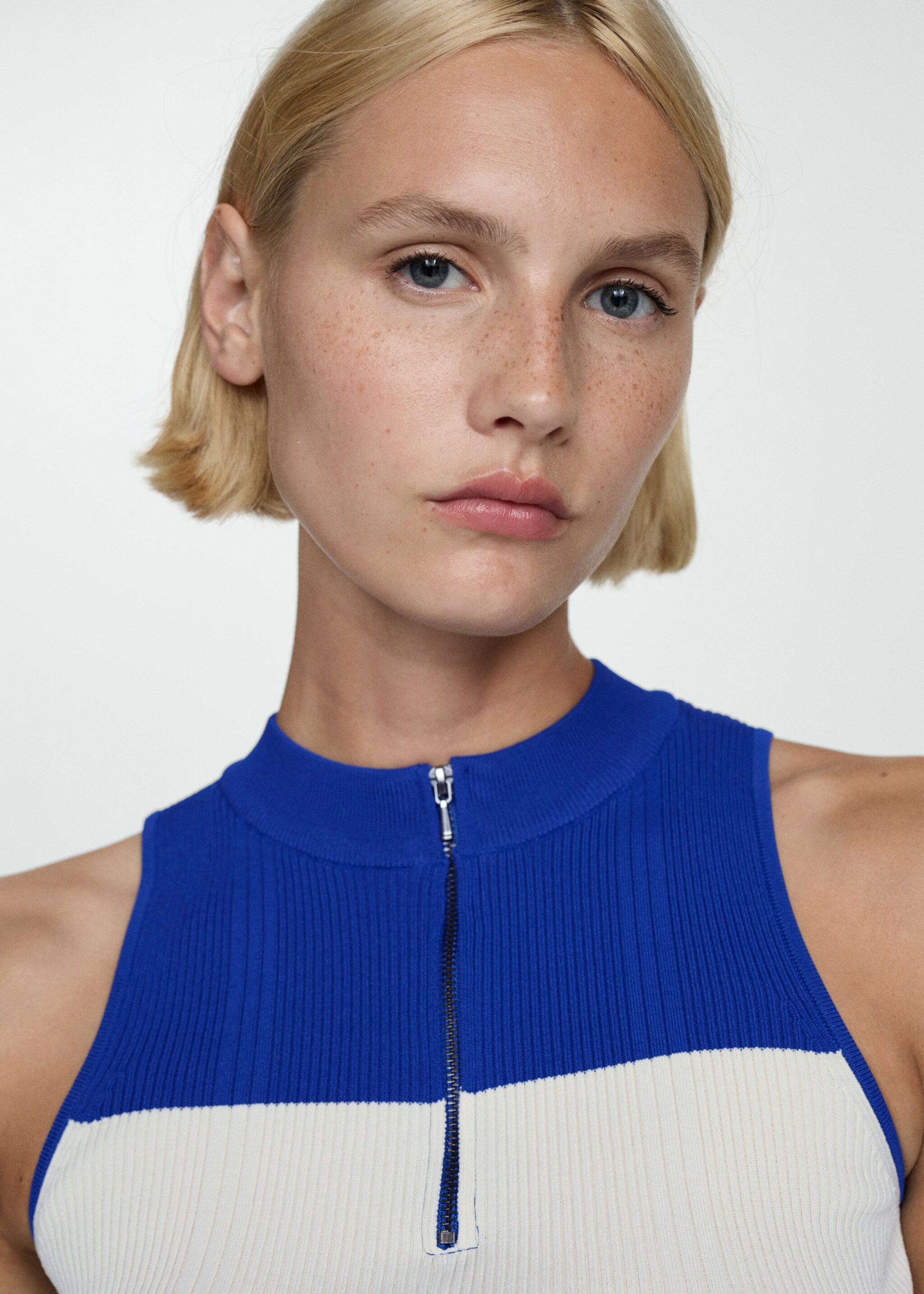 Buttoned round-neck cardigan - Details of the article 1, Vibrant blue. Ref: 77094773-00.