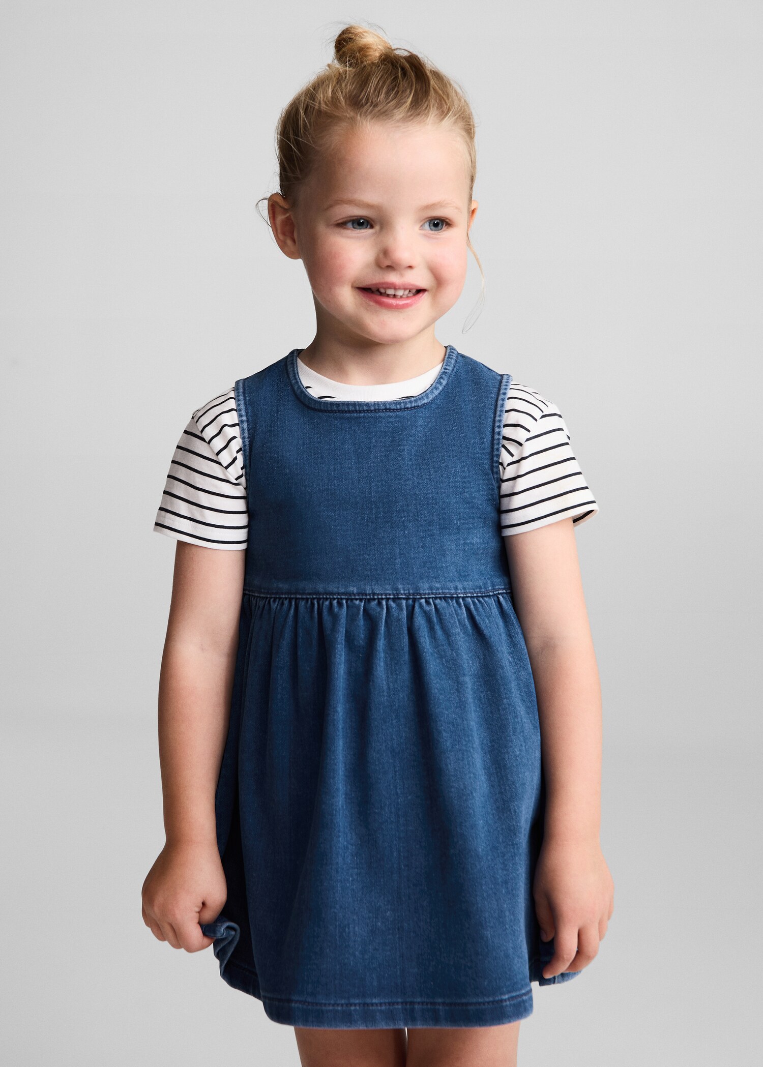 Robe en jean - Plan moyen