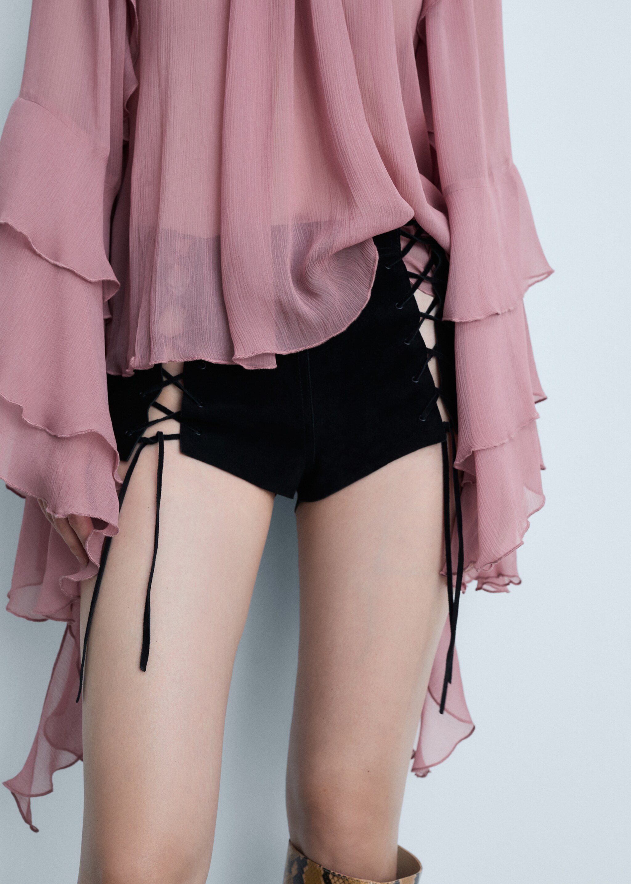 Shorts pell obertures llaços - Pla mig, Negre. Ref: 77094792-00.