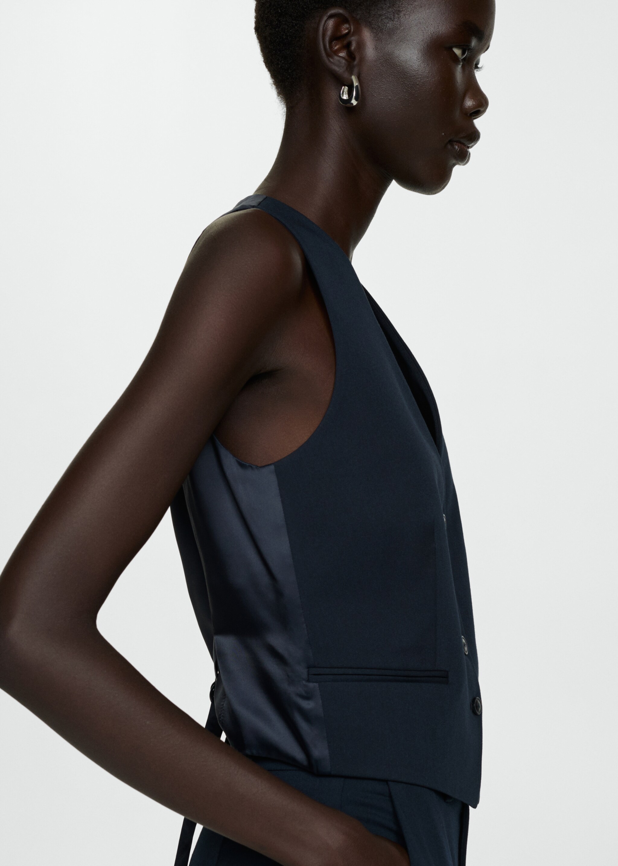 Suit waistcoat with buttons - Details of the article 6, Dark Navy. Ref: 77095636-00.