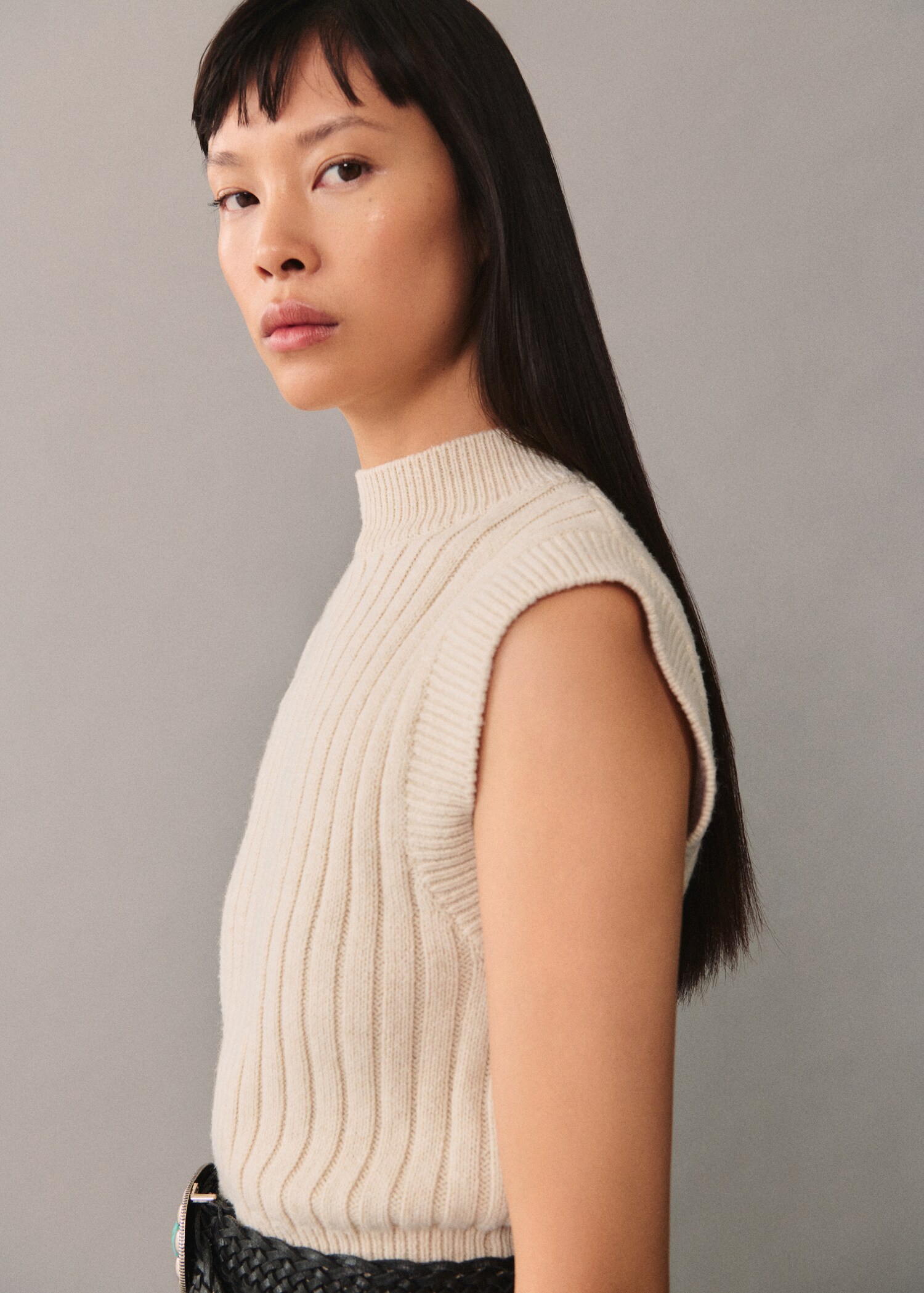 Perkins-neck knitted vest - Details of the article 1
