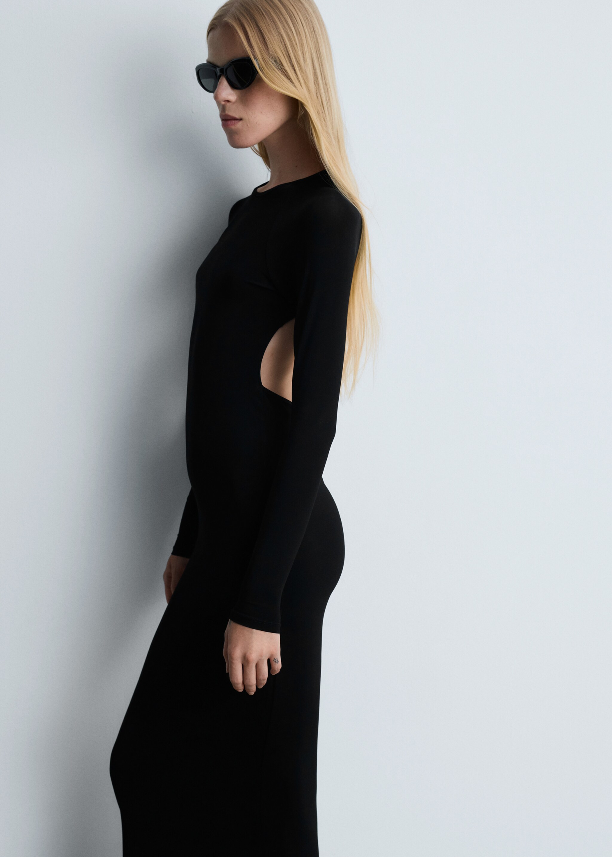 Long dress with open back - Plan moyen, Noir. Ref: 77095670-00.