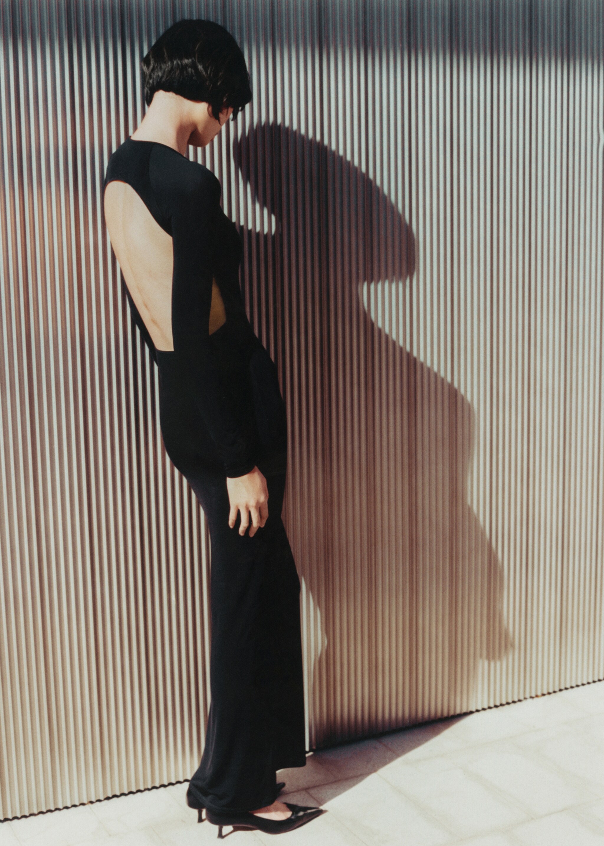 Long dress with open back - Détail de l'article 6, Noir. Ref: 77095670-00.