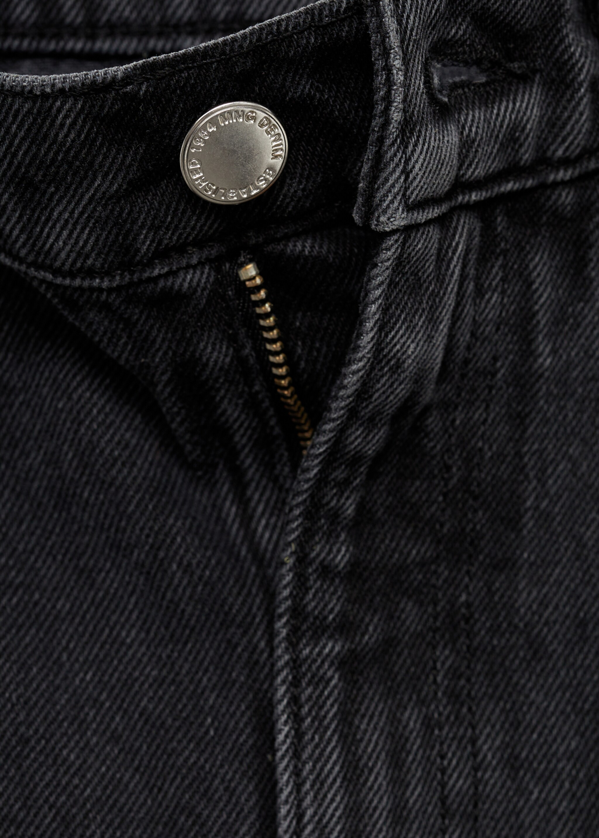 Gerade Jeans mit Nieten - Detail des Artikels 0, Black denim. Ref: 77095673-00.