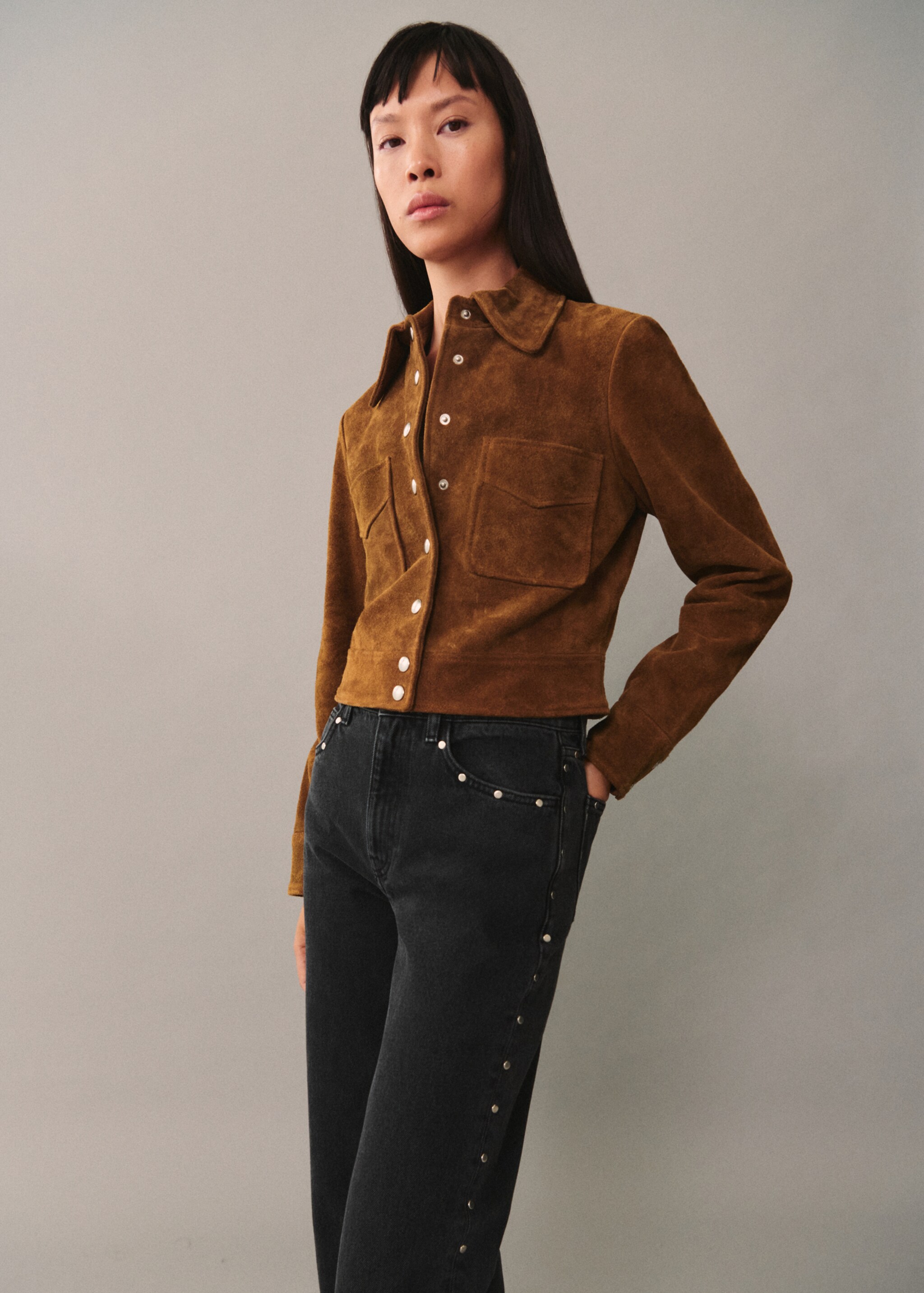 Gerade Jeans mit Nieten - Detail des Artikels 1, Black denim. Ref: 77095673-00.
