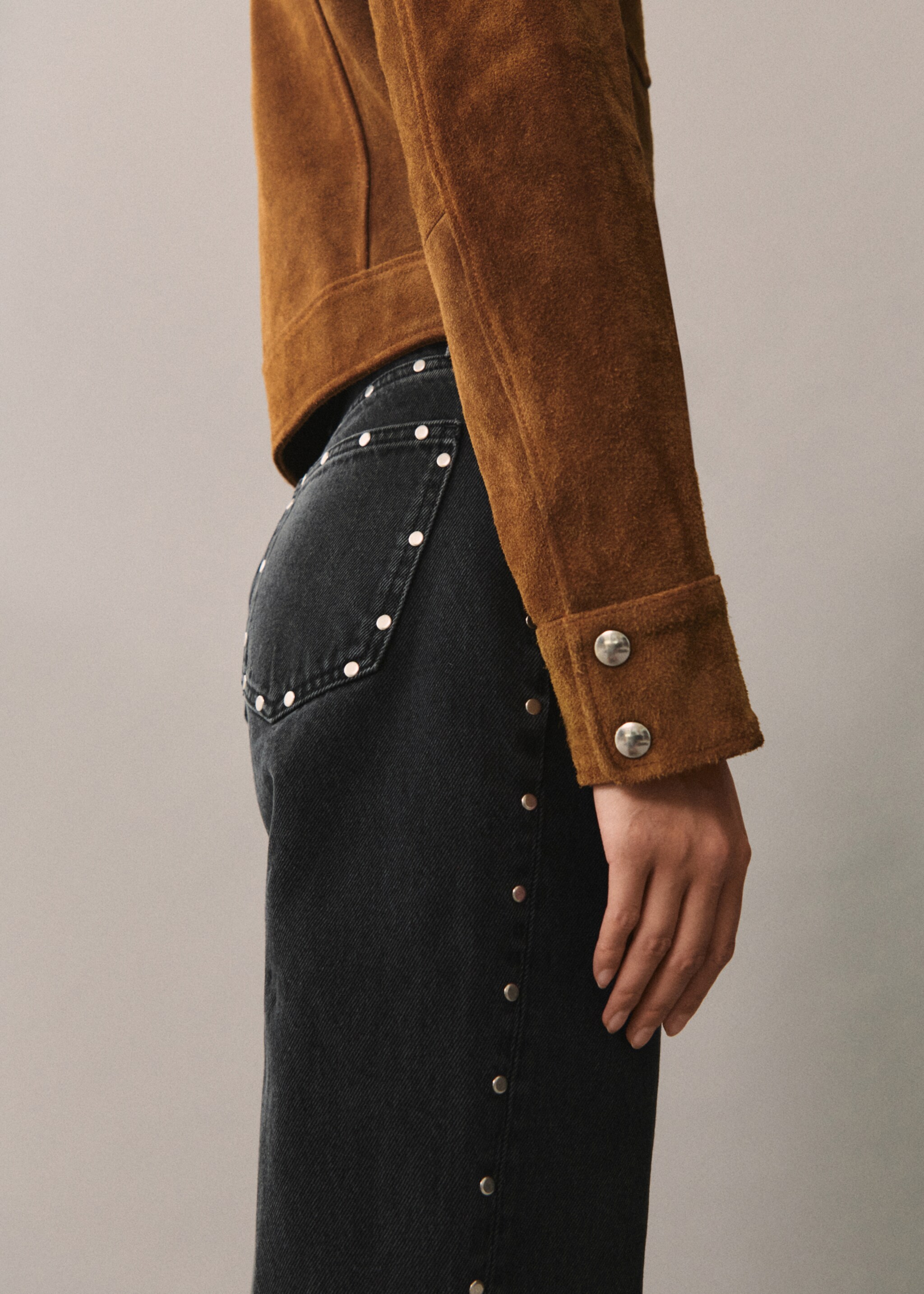 Gerade Jeans mit Nieten - Detail des Artikels 6, Black denim. Ref: 77095673-00.