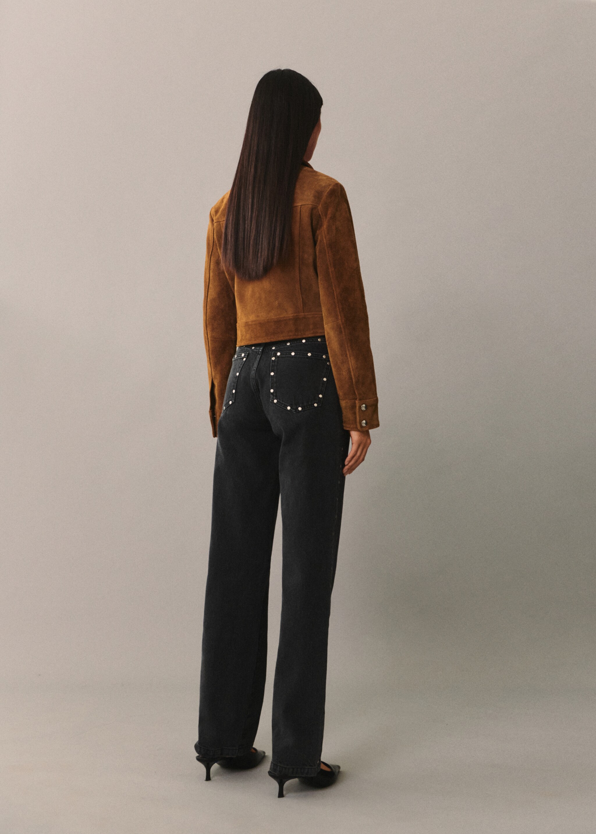 Gerade Jeans mit Nieten - Rückseite des Artikels, Black denim. Ref: 77095673-00.
