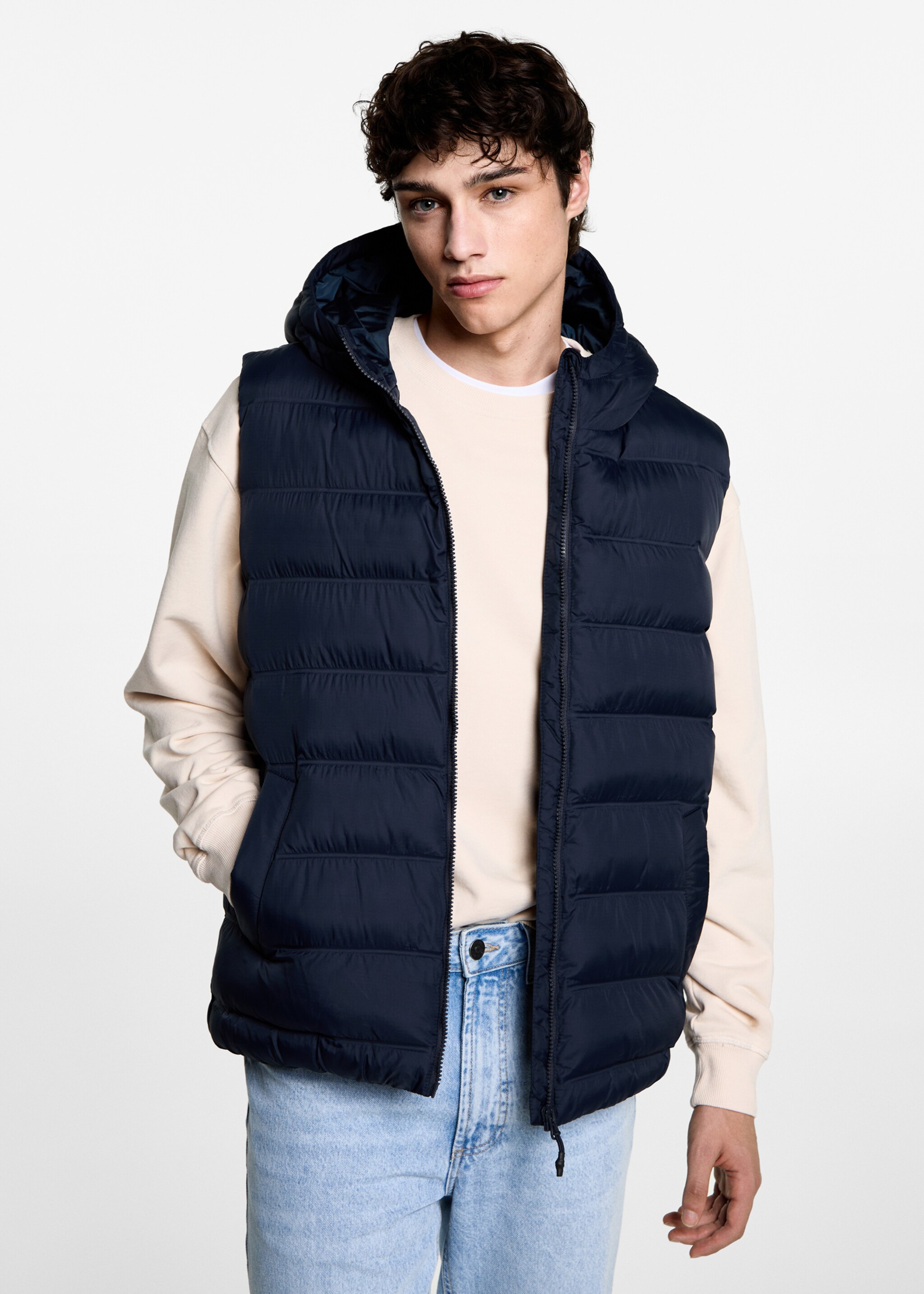 Gilet matelassé à capuche - Plan moyen, Bleu marine foncé. Ref: 77095965-00.