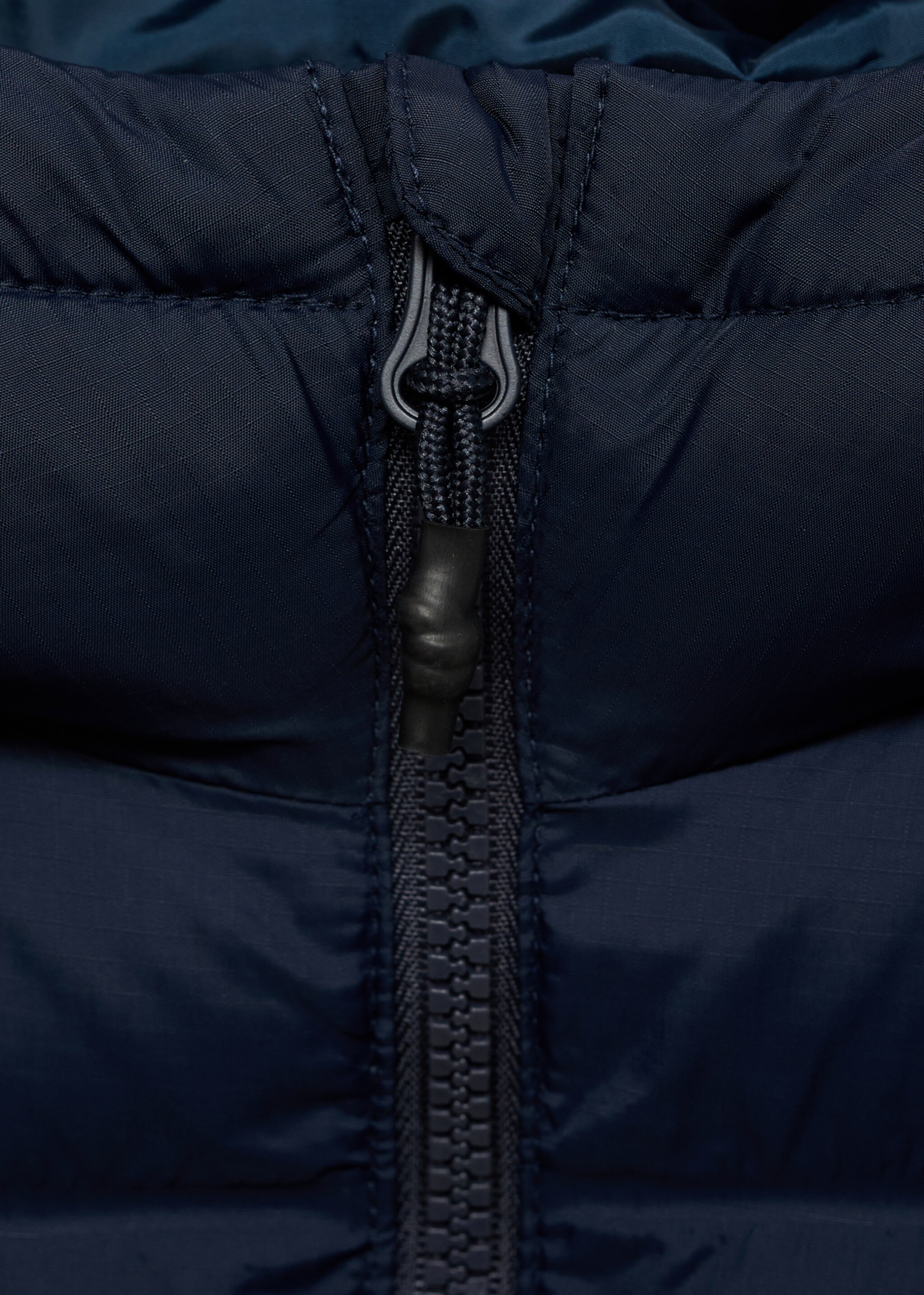 Gilet matelassé à capuche - Détail de l'article 0, Bleu marine foncé. Ref: 77095965-00.