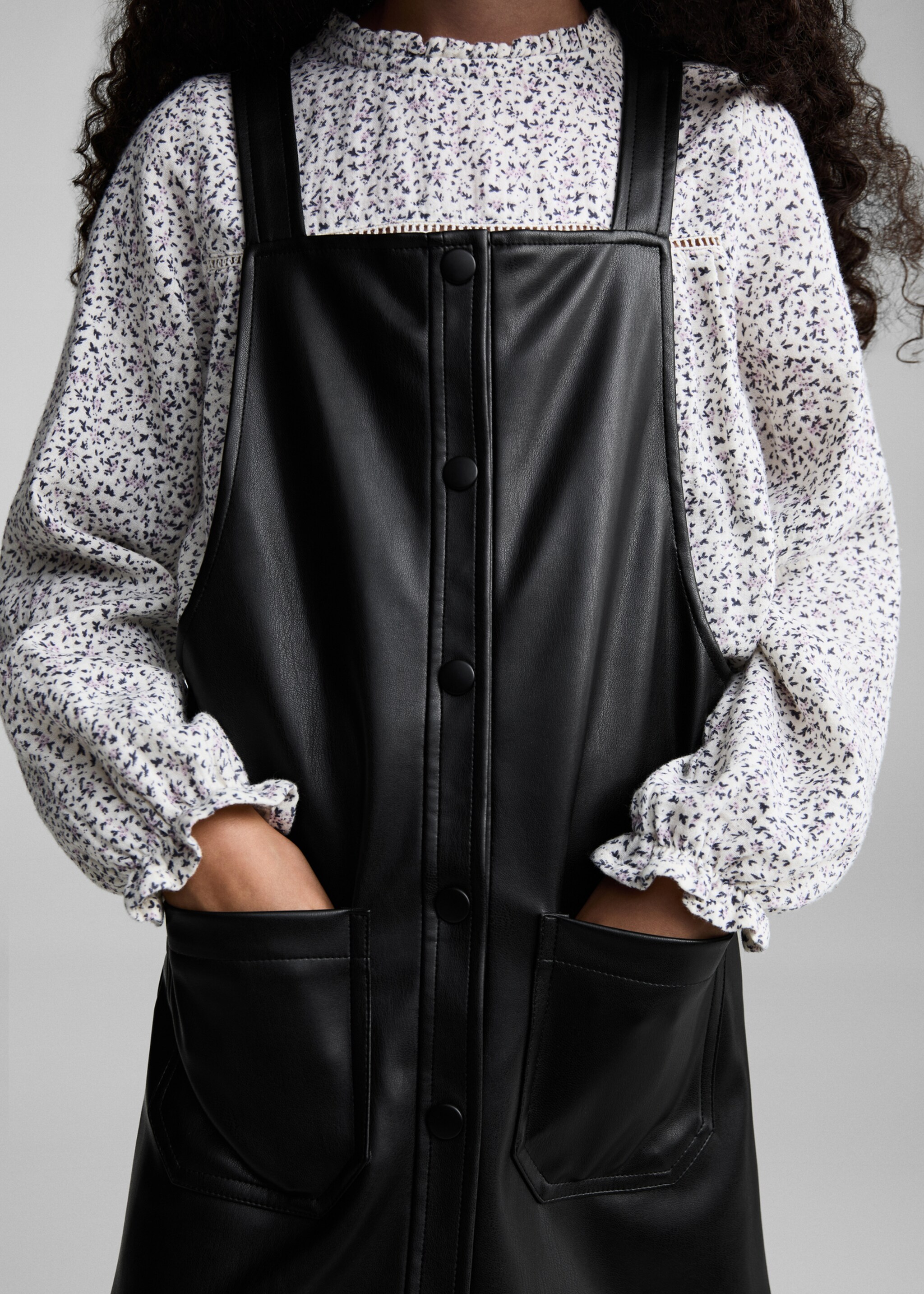 Leather-effect pinafore dress - Details of the article 6, Black. Ref: 77095970-00.