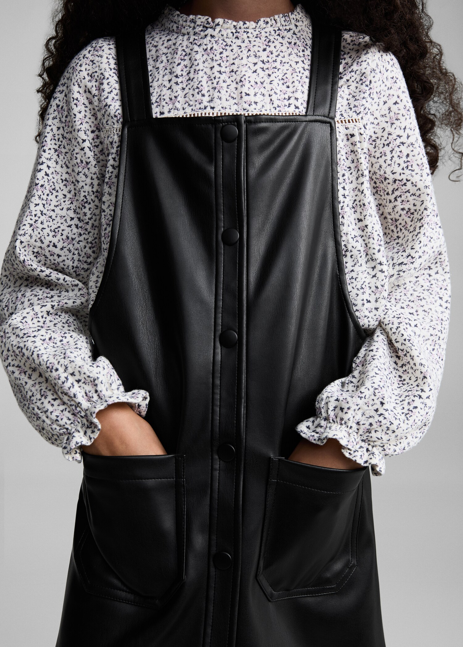 Leather-effect pinafore dress - Details of the article 6