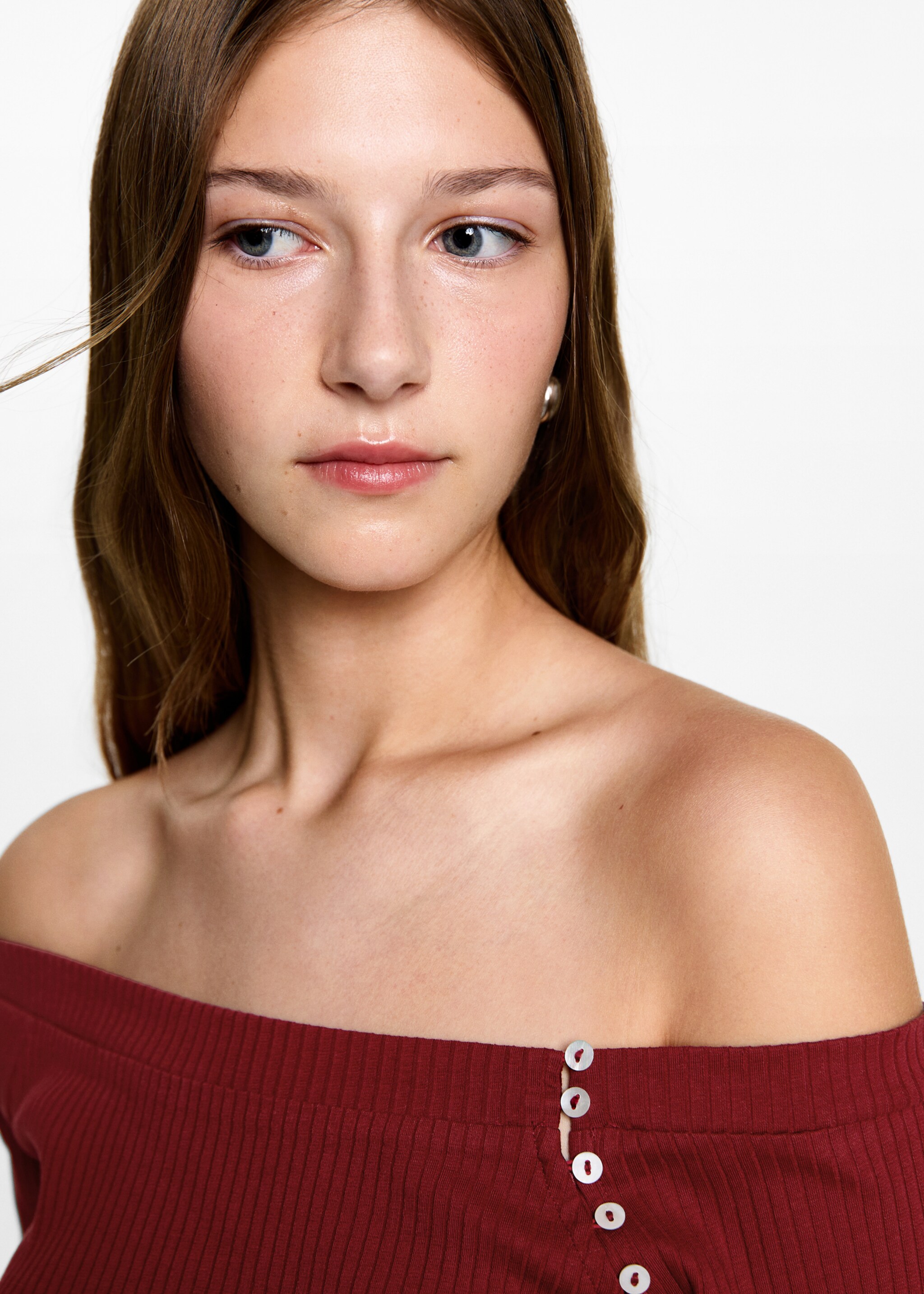 Off shoulders T-shirt - Details of the article 1, Red. Ref: 77095984-00.