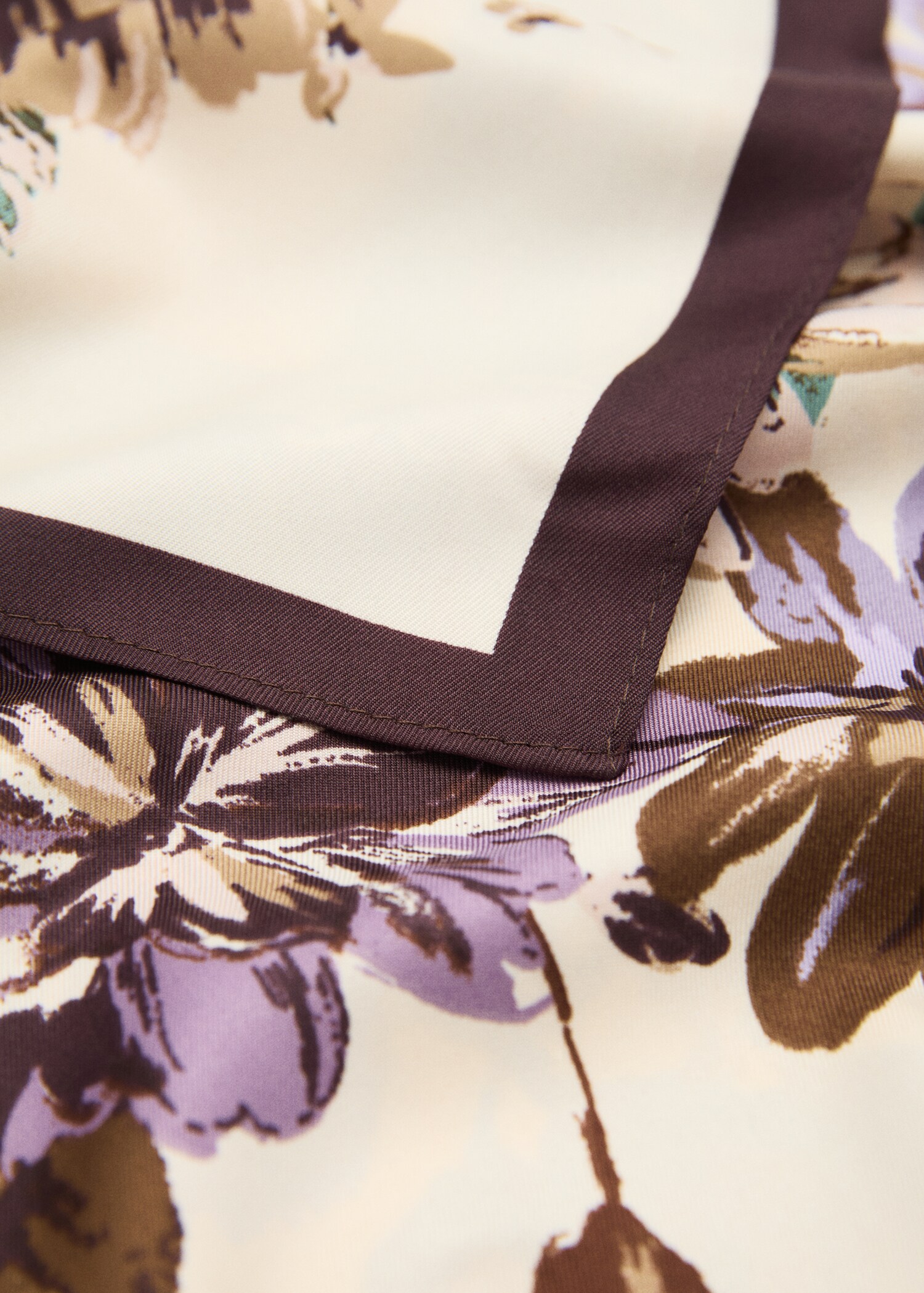 Foulard imprimé à fleurs - Plan moyen