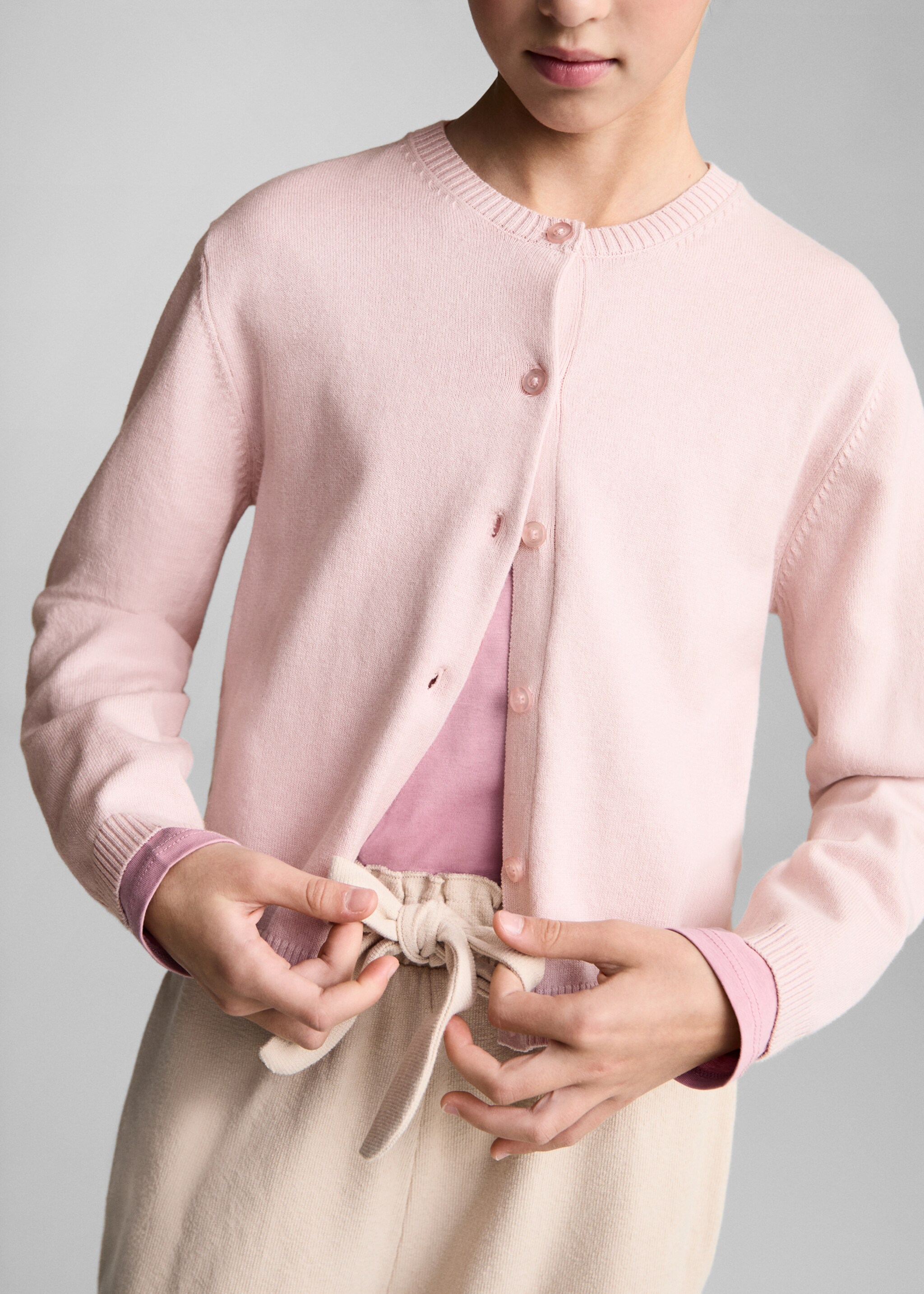 Strickjacke aus Baumwolle - Detail des Artikels 6, Pastellrosa. Ref: 77095989-00.