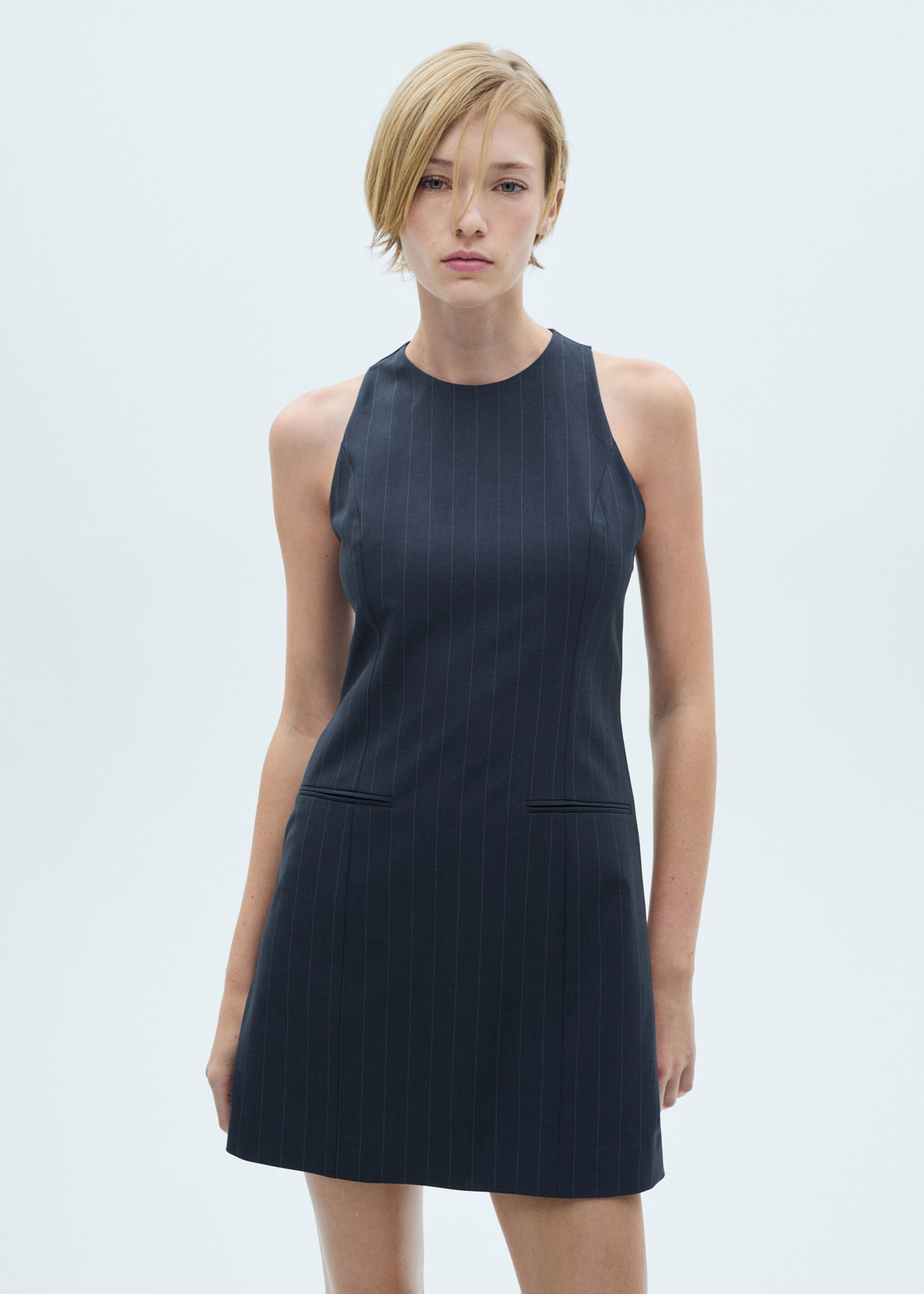 Kurzes Kleid mit Nadelstreifenmuster - Mittlere Ansicht, Dunkles Marineblau. Ref: 77095997-00.