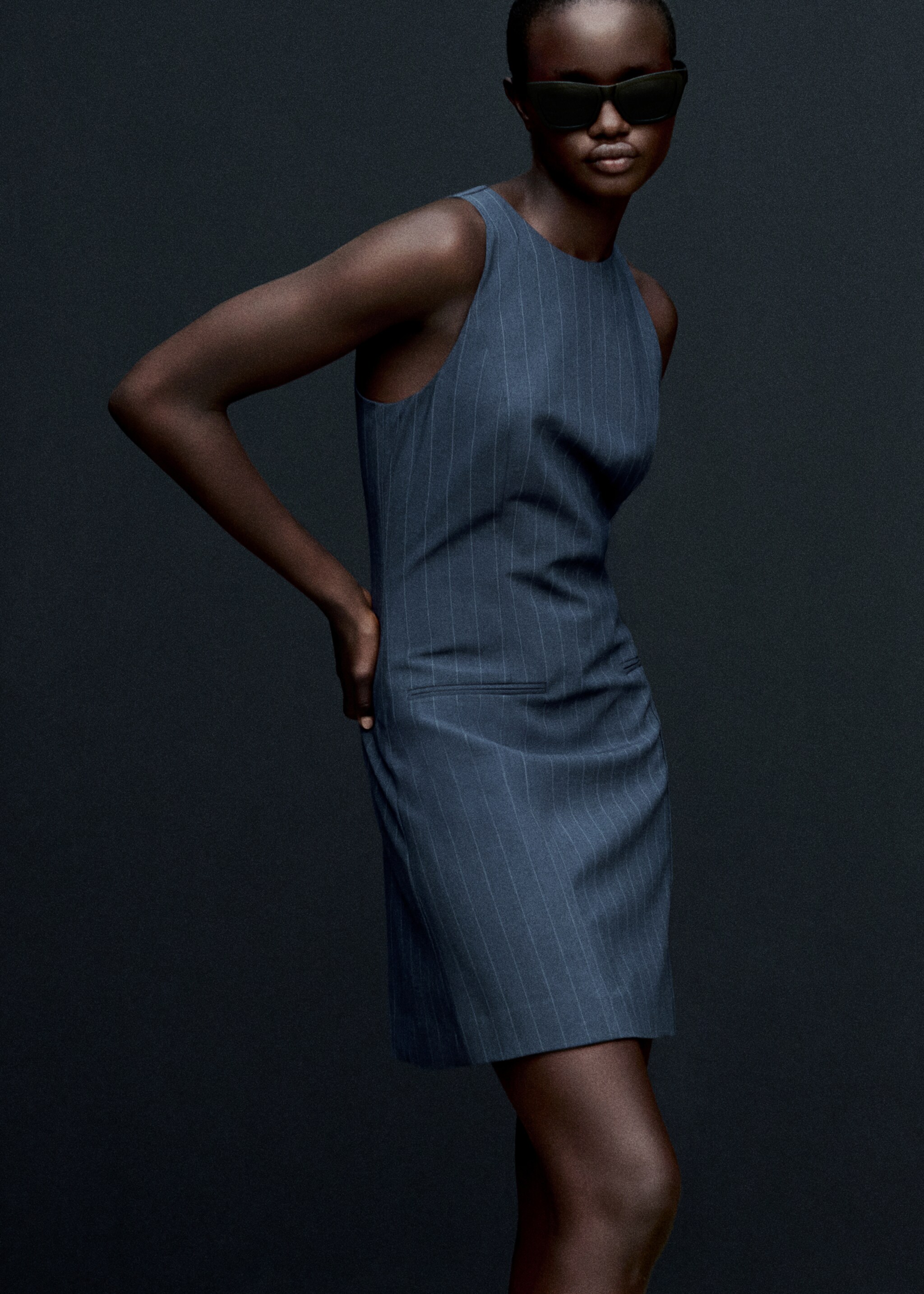 Kurzes Kleid mit Nadelstreifenmuster - Detail des Artikels 7, Dunkles Marineblau. Ref: 77095997-00.