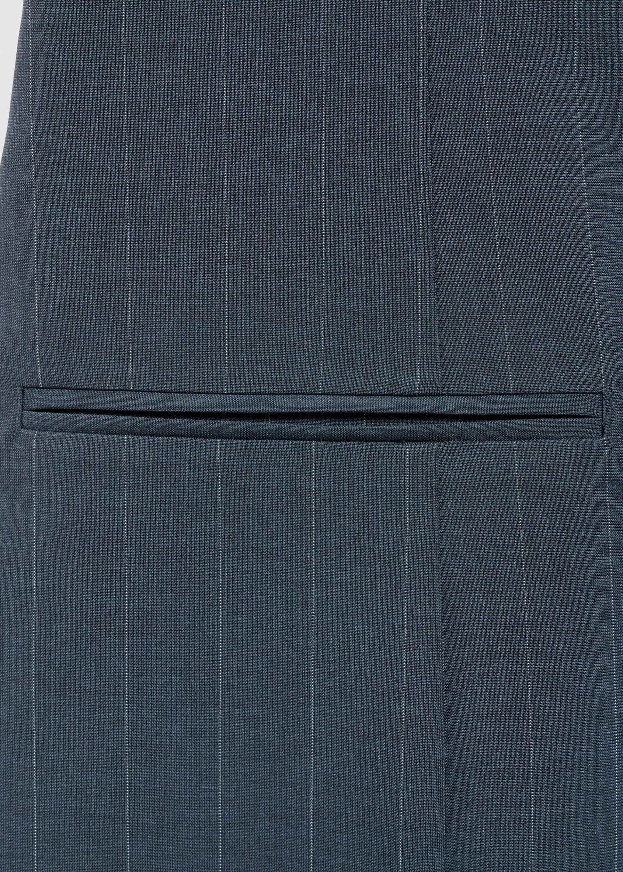 Kurzes Kleid mit Nadelstreifenmuster - Detail des Artikels 8, Dunkles Marineblau. Ref: 77095997-00.