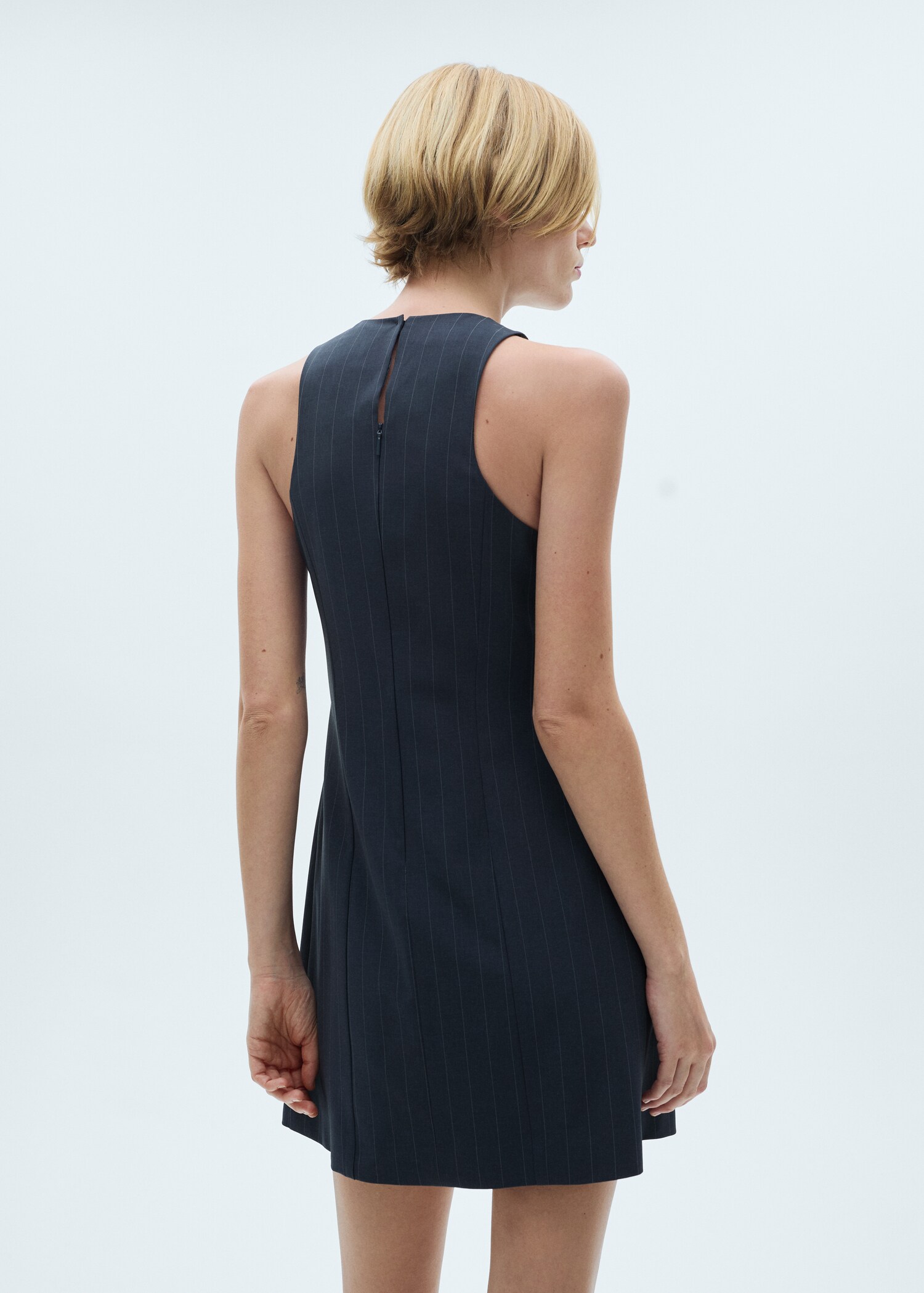 Kurzes Kleid mit Nadelstreifenmuster - Rückseite des Artikels