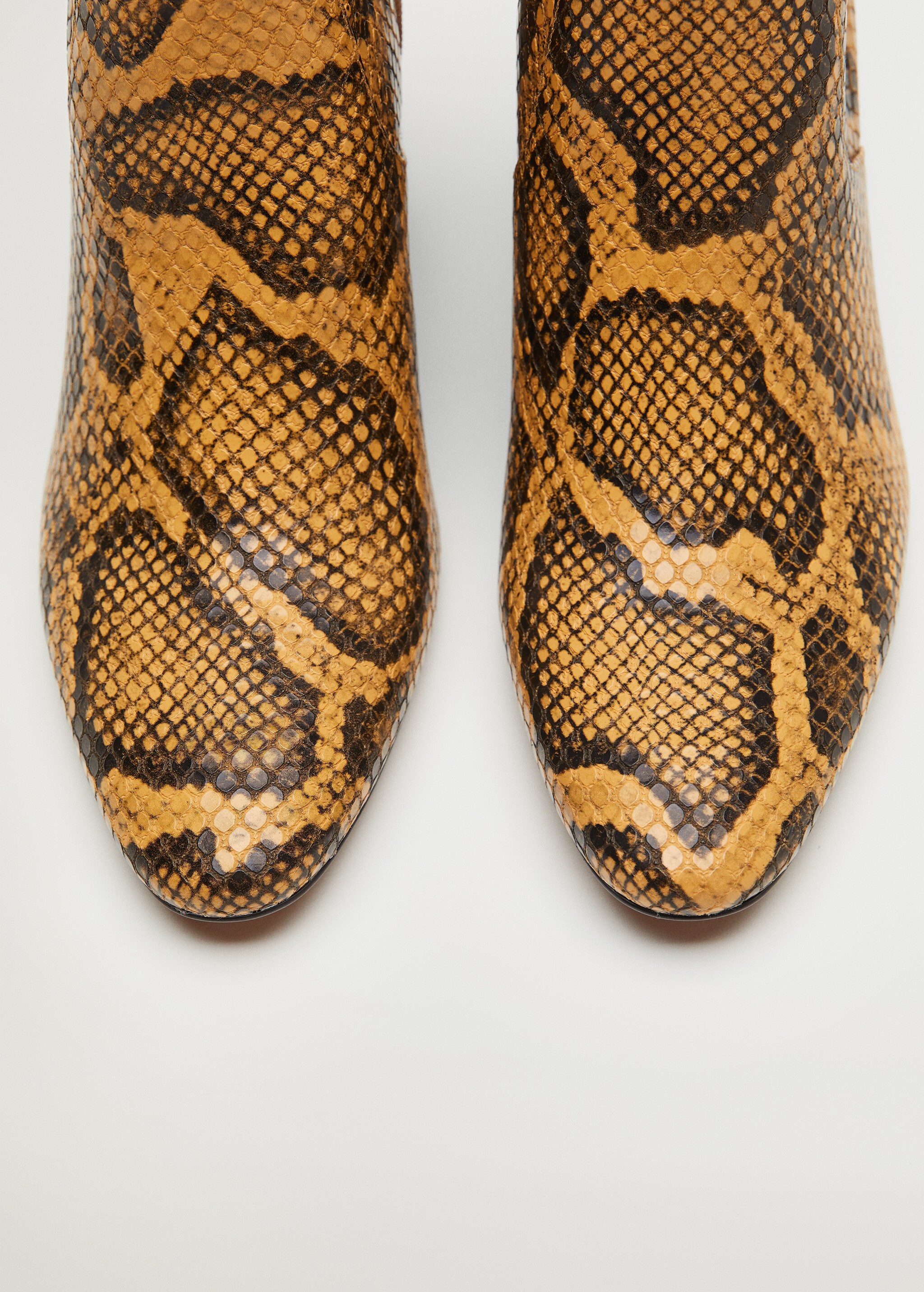 Pointed heel ankle boot - Details of the article 4