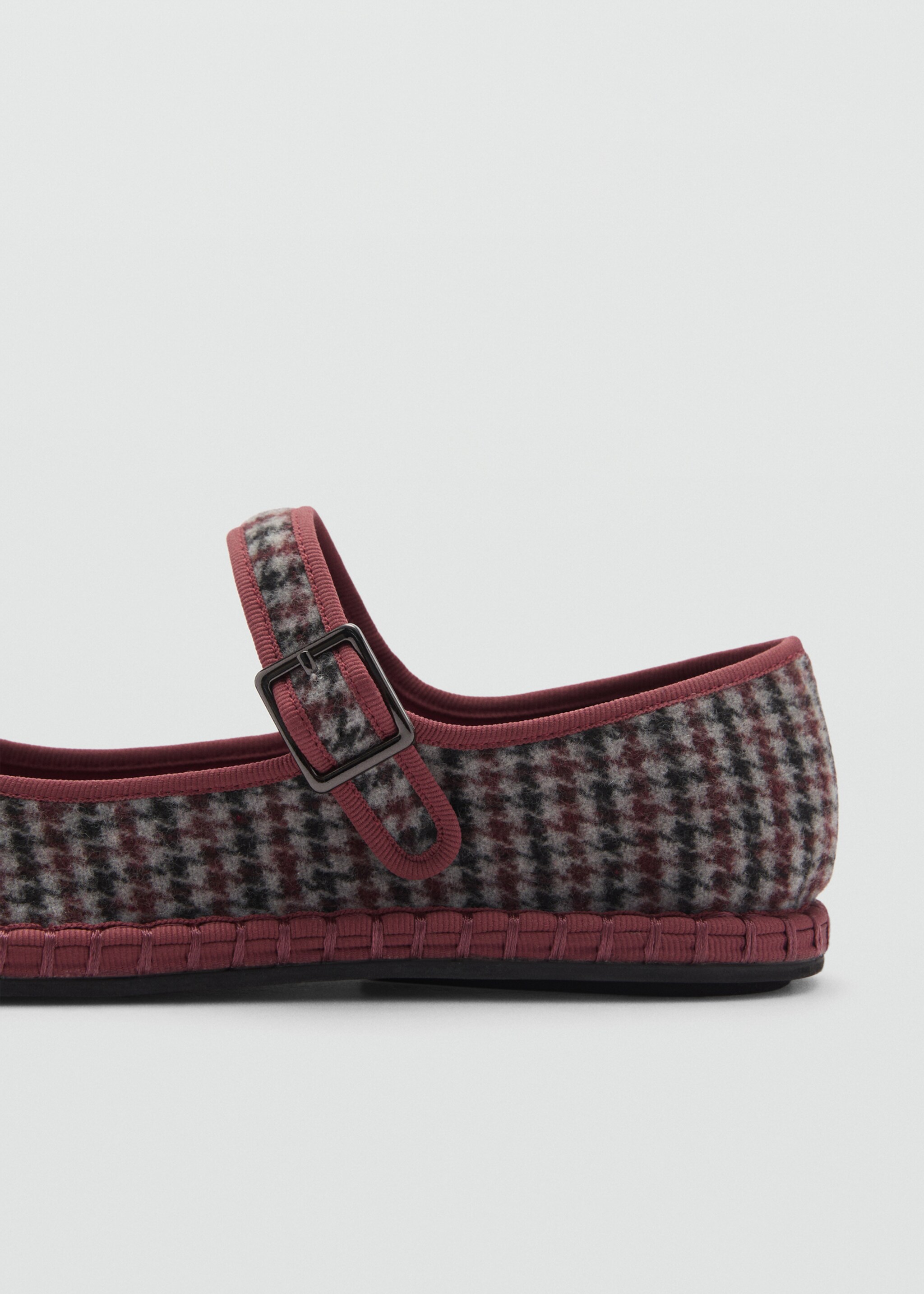 Ballerinas with strap - Details of the article 1, Burgundy. Ref: 77096342-00.