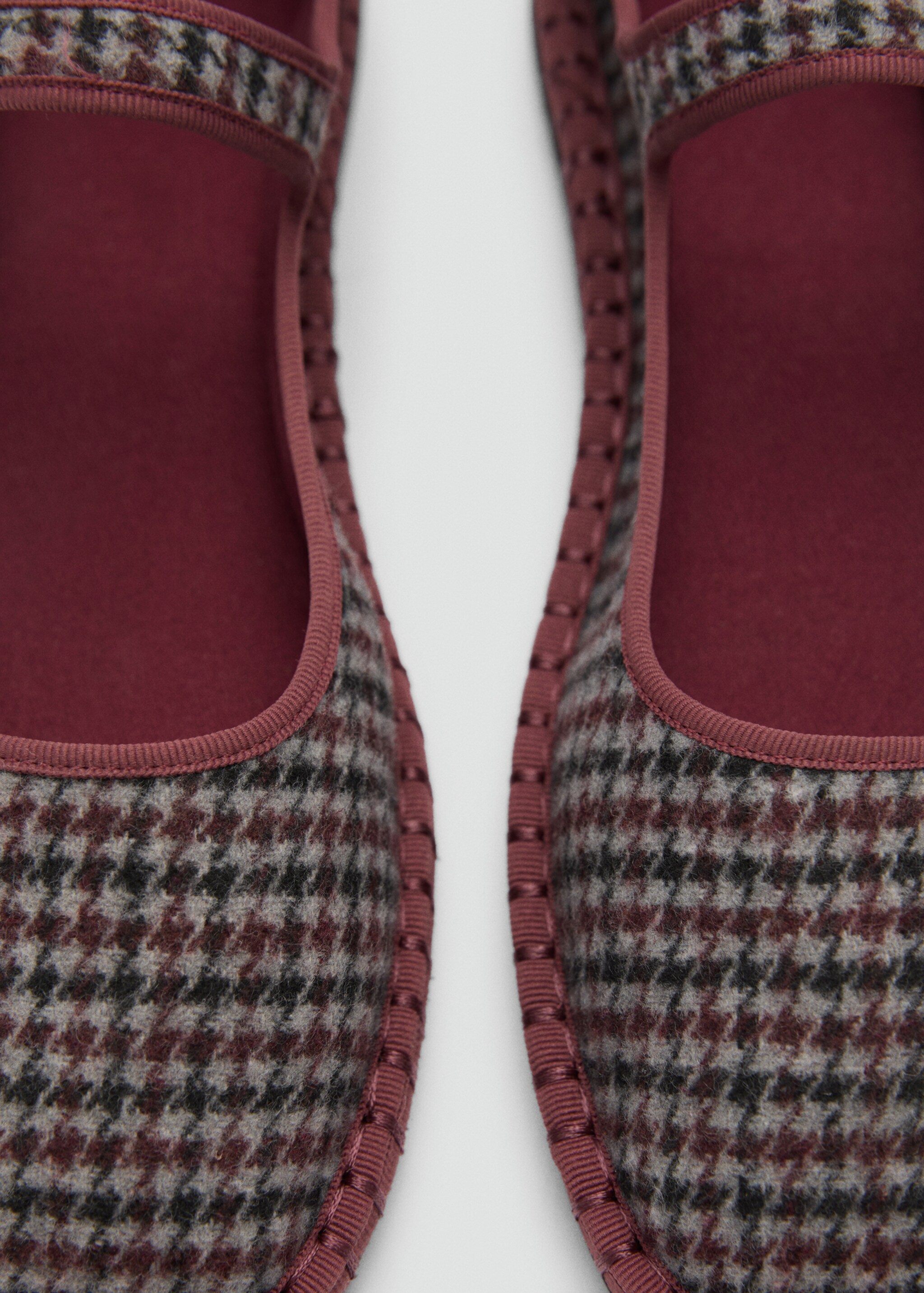Ballerinas with strap - Details of the article 2, Burgundy. Ref: 77096342-00.