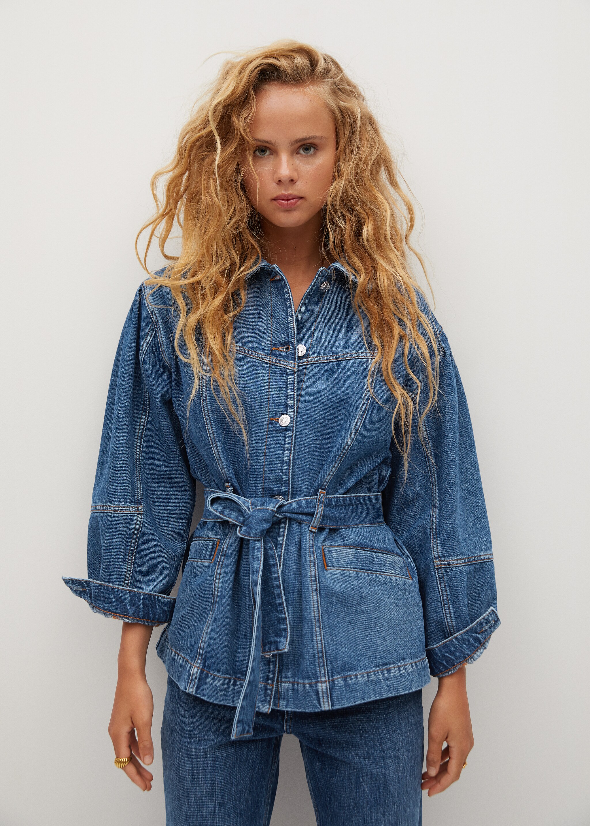 Cazadora vaquera oversize - Plano medio