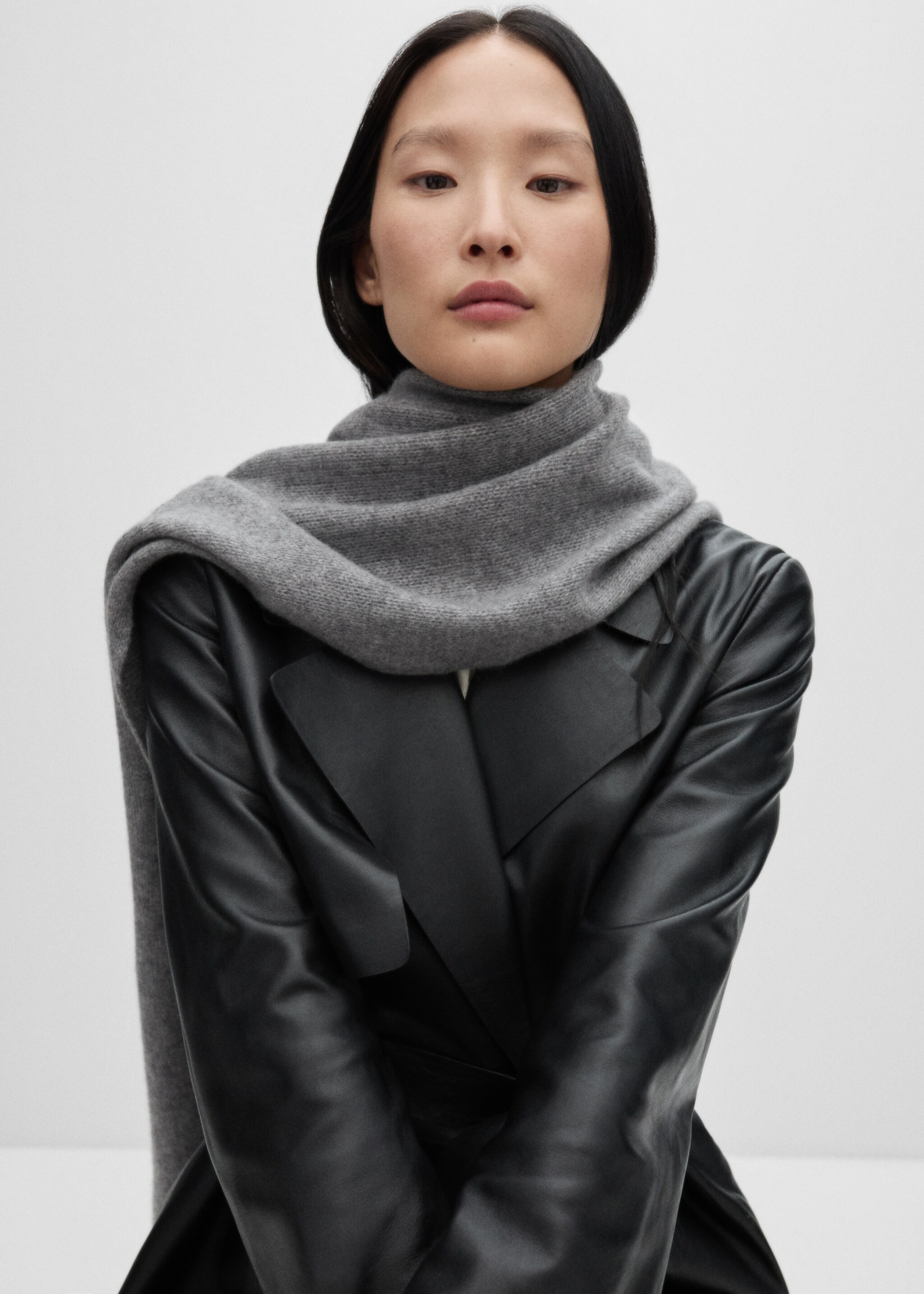 100% cashmere scarf - Details of the article 9, Medium Heather Grey. Ref: 77096720-00.