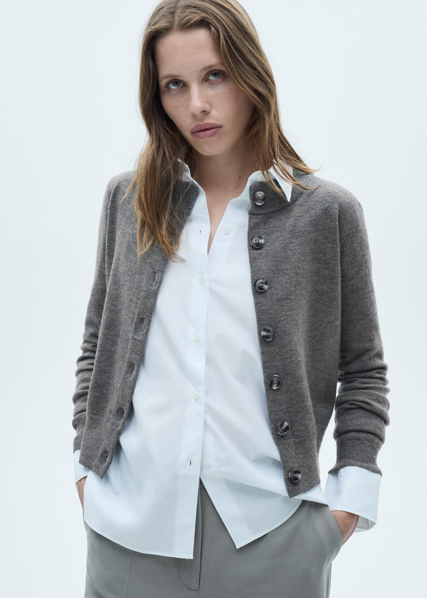 Cardigan de gola redonda com botões - Plano médio