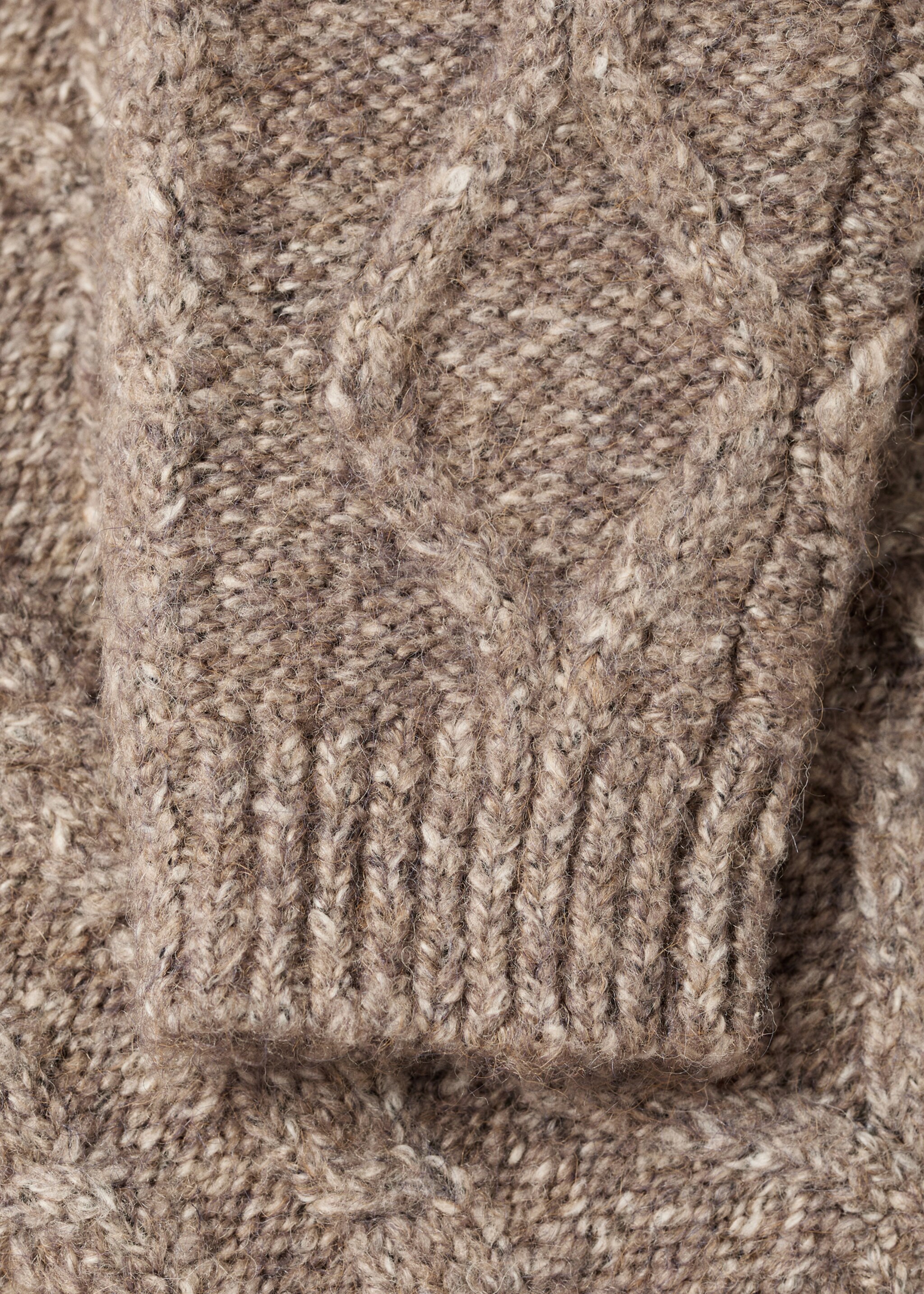 Geknöpfter Strickpullover mit Zopfmuster - Detail des Artikels 0, Mittelbraun. Ref: 77096732-00.