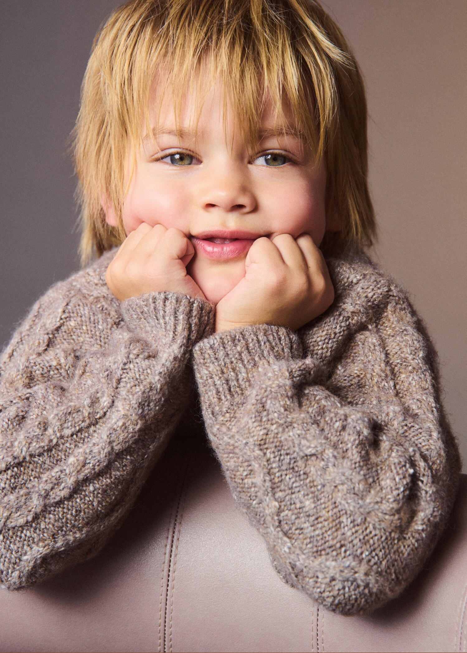 Geknöpfter Strickpullover mit Zopfmuster - Detail des Artikels 6