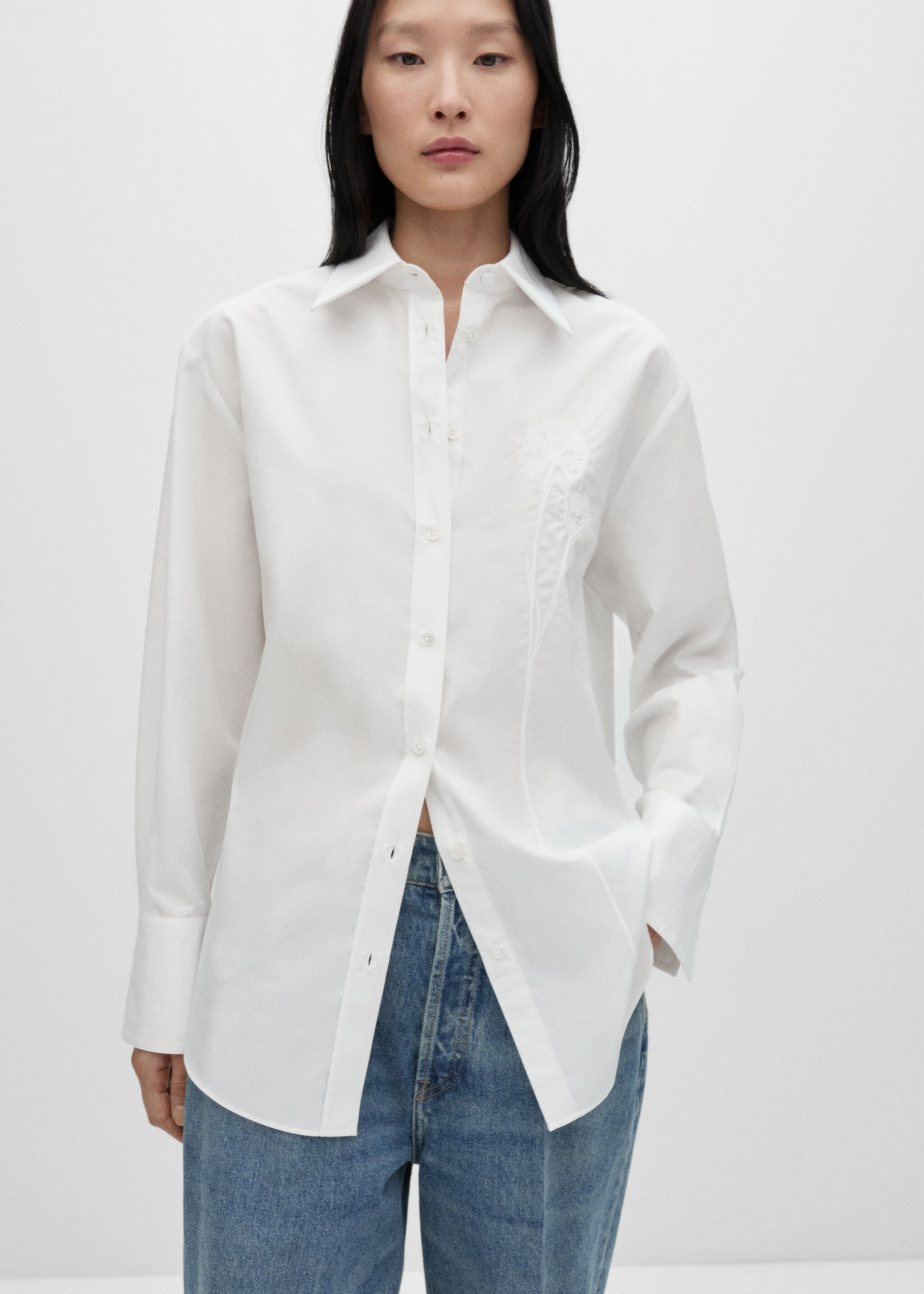 Oversized-Hemd aus Popeline mit Stickerei-Detail - Mittlere Ansicht, Cremeweiß. Ref: 77096734-00.