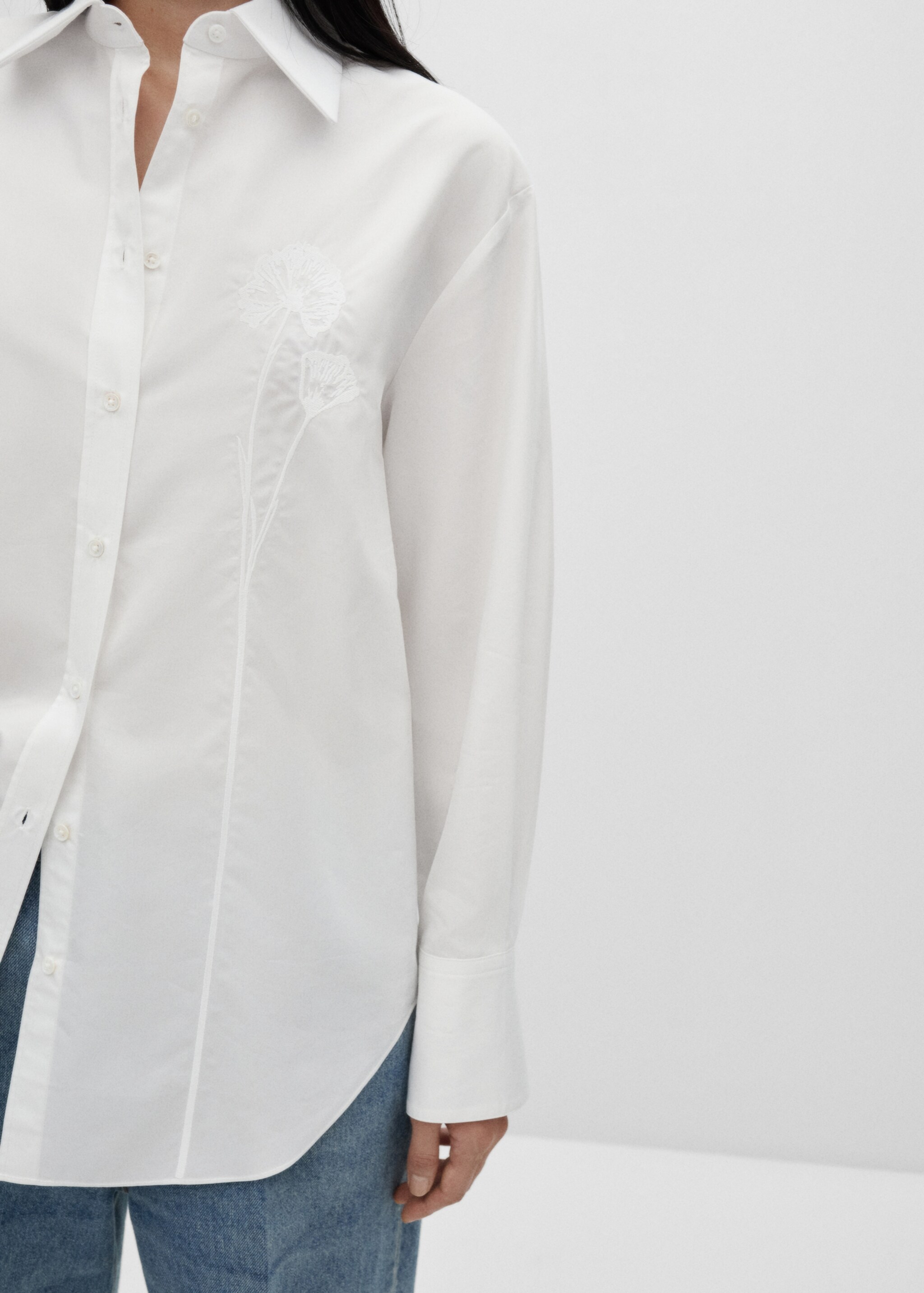Oversized-Hemd aus Popeline mit Stickerei-Detail - Detail des Artikels 6, Cremeweiß. Ref: 77096734-00.