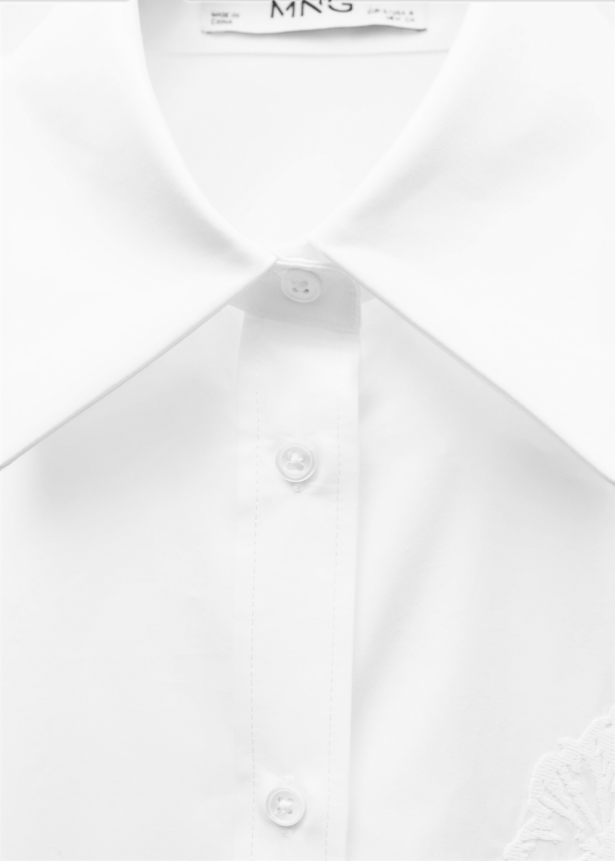 Oversized-Hemd aus Popeline mit Stickerei-Detail - Detail des Artikels 8, Cremeweiß. Ref: 77096734-00.