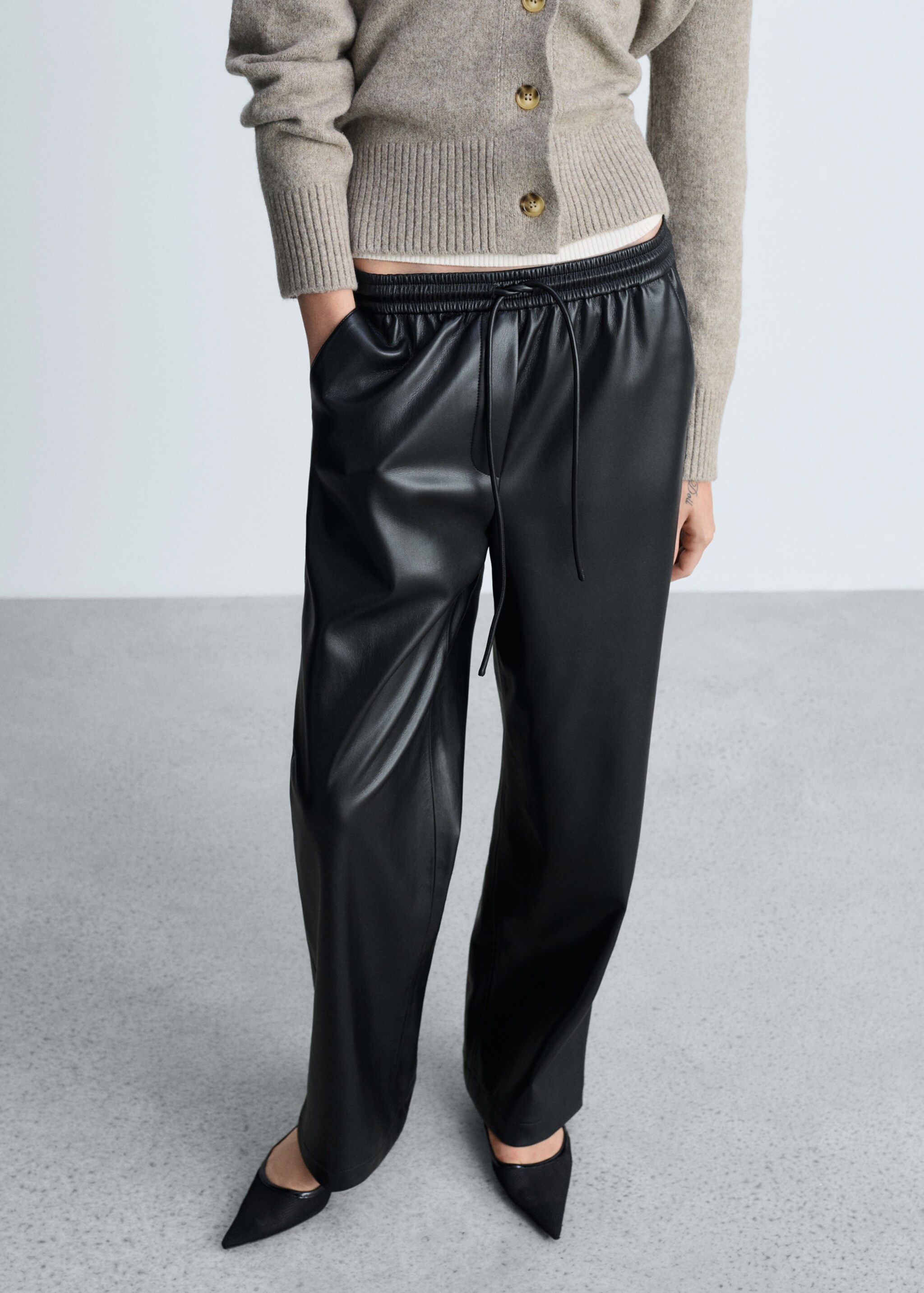 Hose mit Stretchbund und Leder-Effekt - Mittlere Ansicht, Schwarz. Ref: 77096740-00.