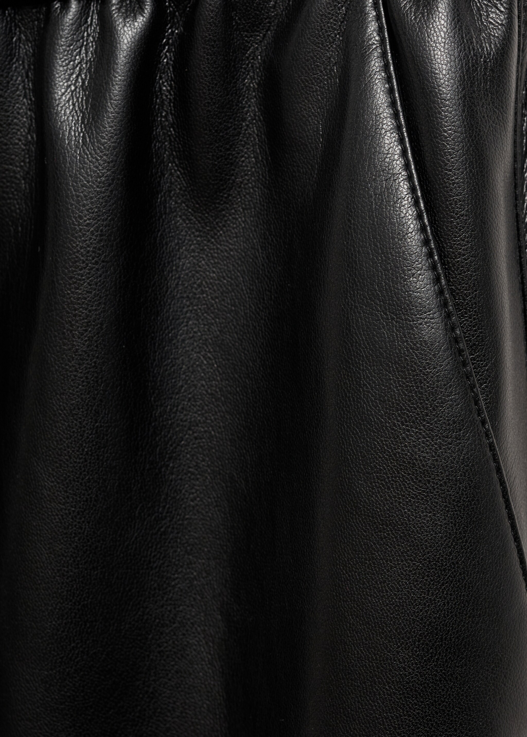 Hose mit Stretchbund und Leder-Effekt - Detail des Artikels 0, Schwarz. Ref: 77096740-00.