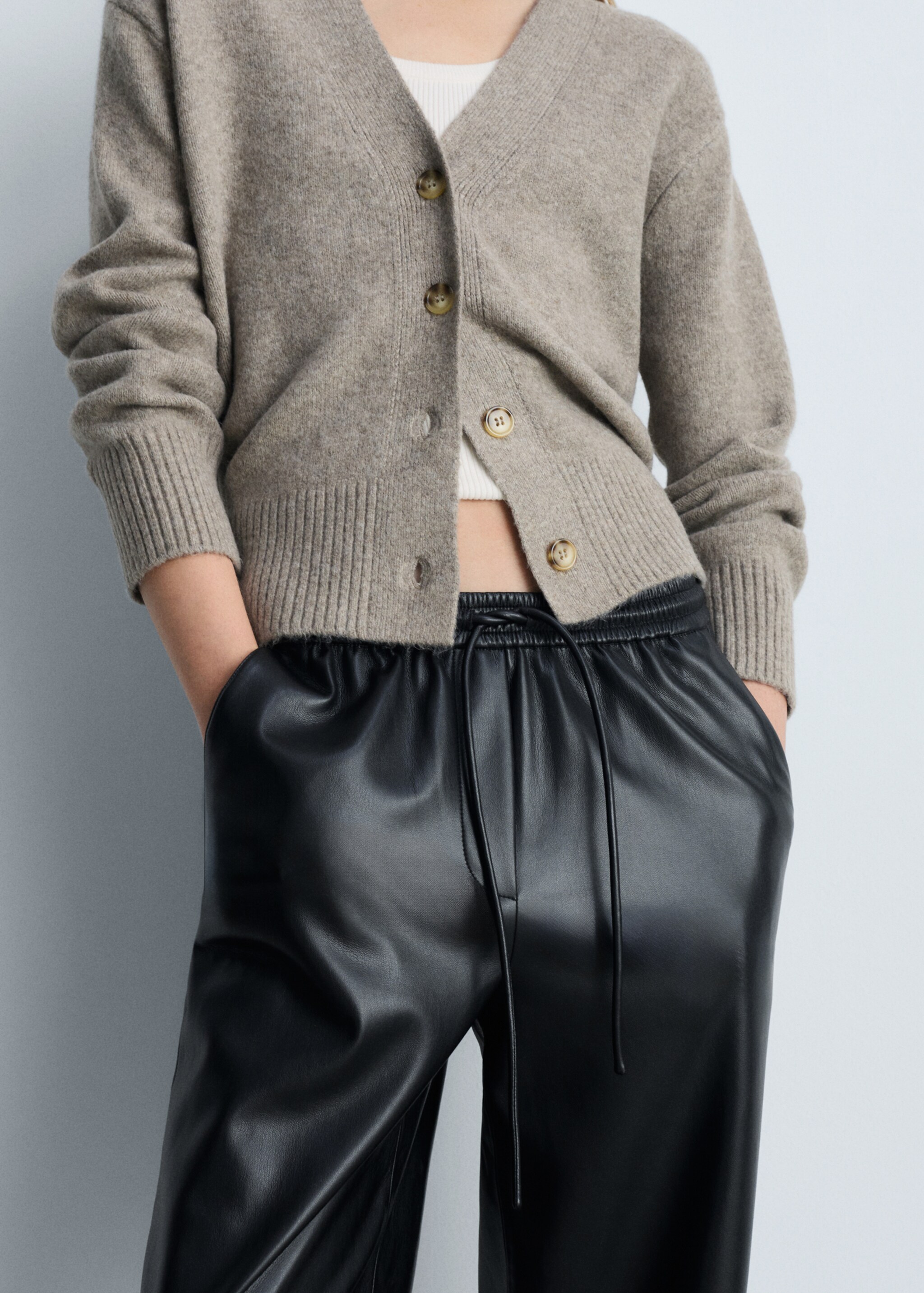 Hose mit Stretchbund und Leder-Effekt - Detail des Artikels 6, Schwarz. Ref: 77096740-00.