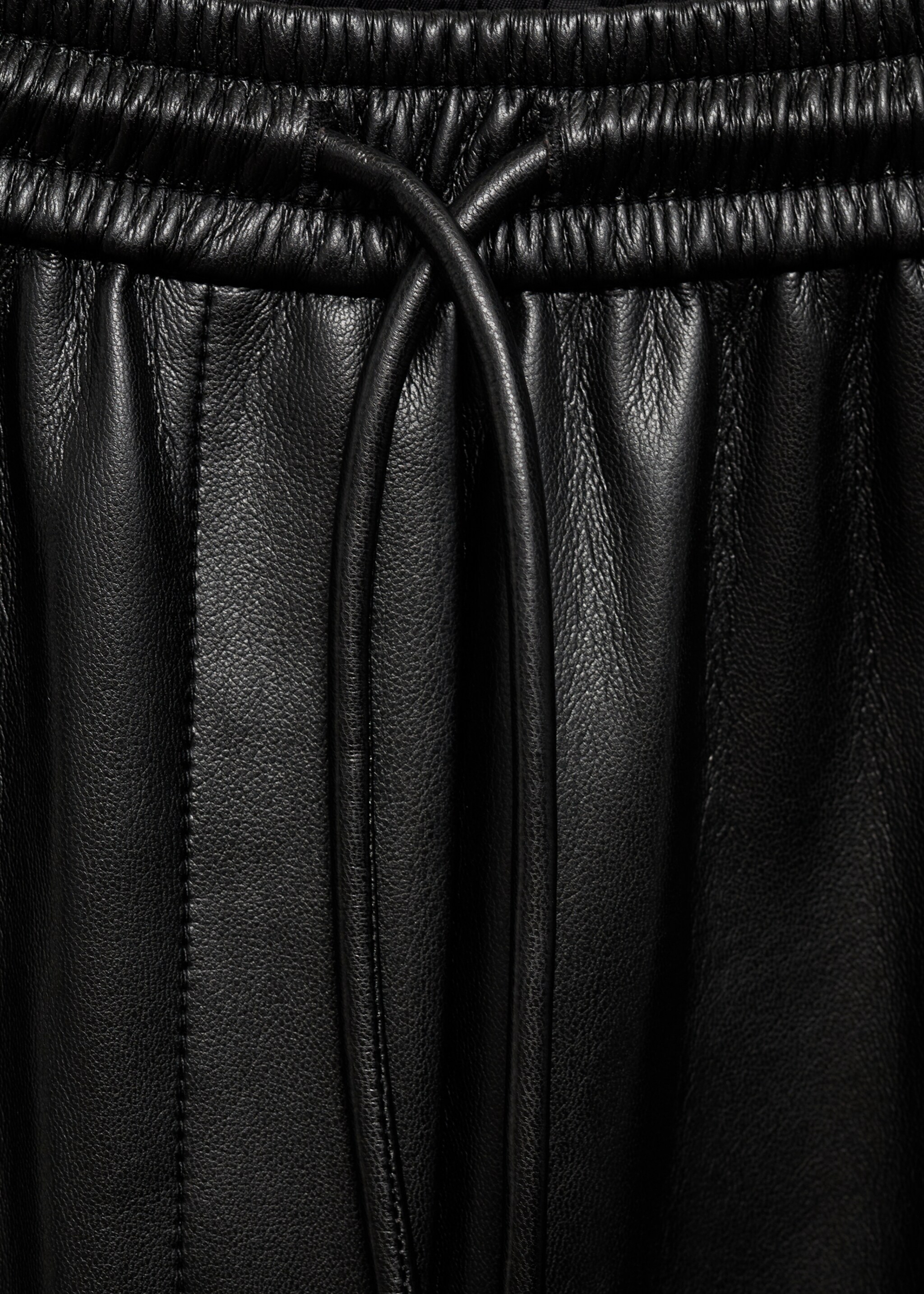 Hose mit Stretchbund und Leder-Effekt - Detail des Artikels 8, Schwarz. Ref: 77096740-00.