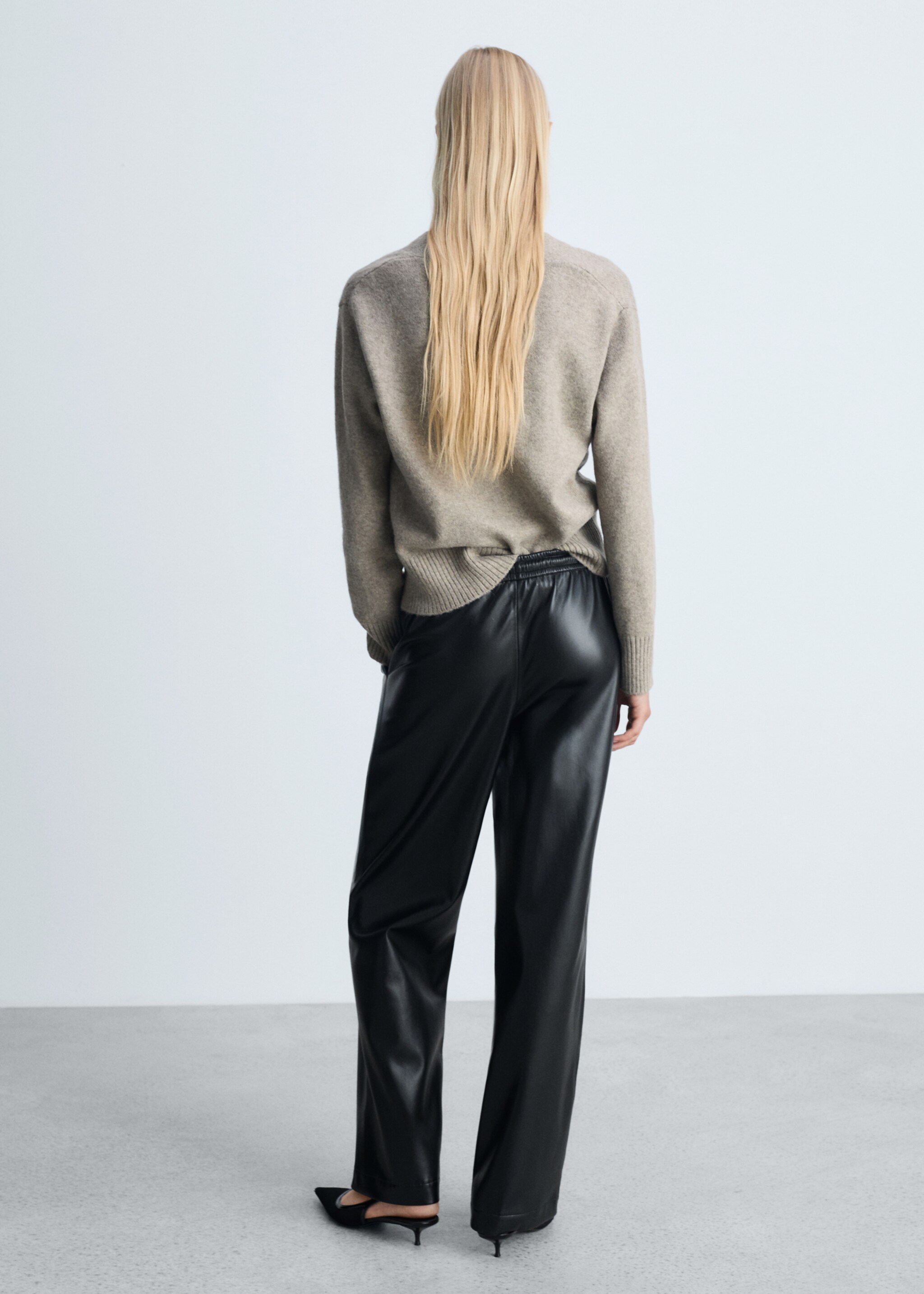 Hose mit Stretchbund und Leder-Effekt - Rückseite des Artikels, Schwarz. Ref: 77096740-00.