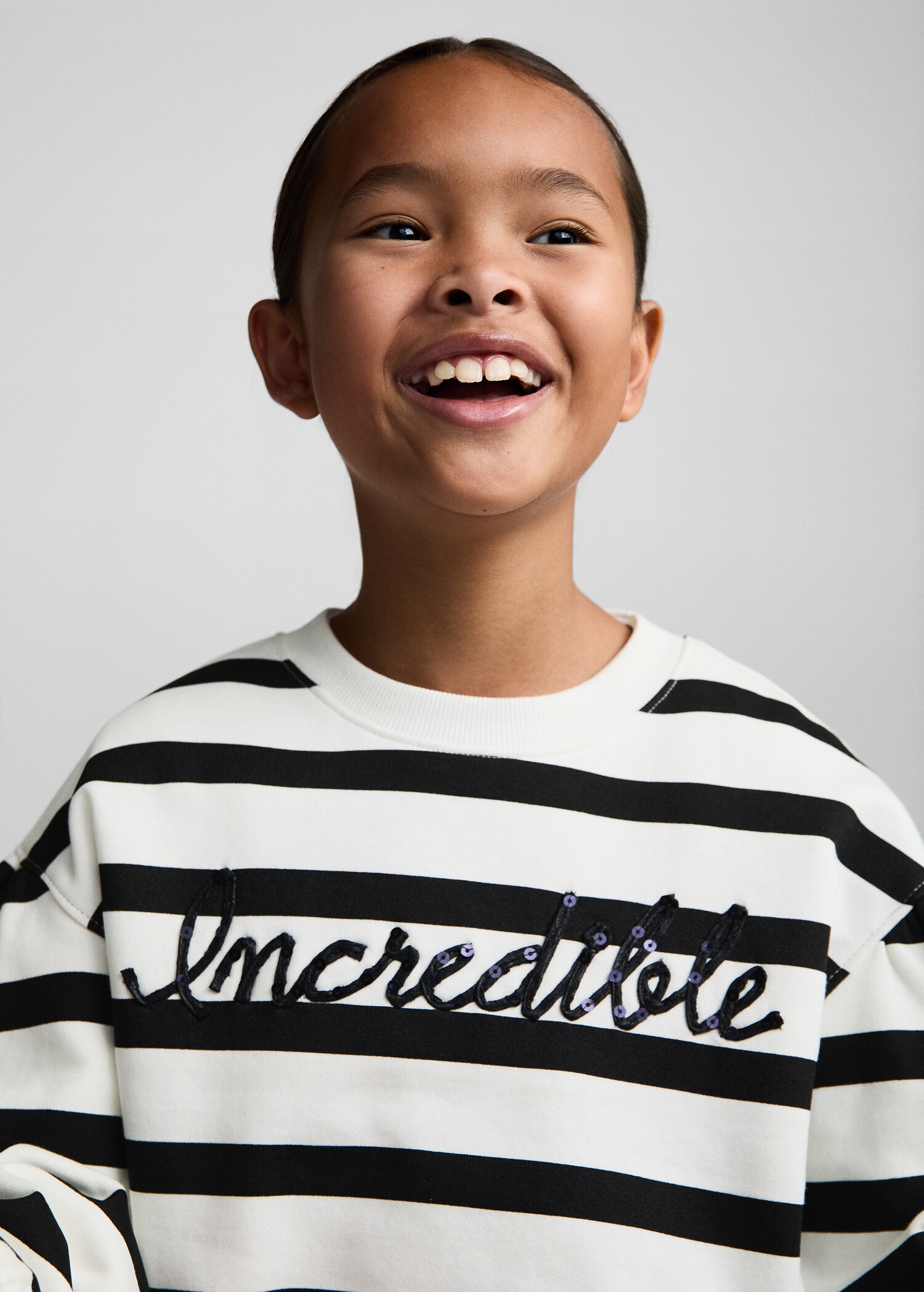 Striped sweatshirt with embroidered detail - Details of the article 1