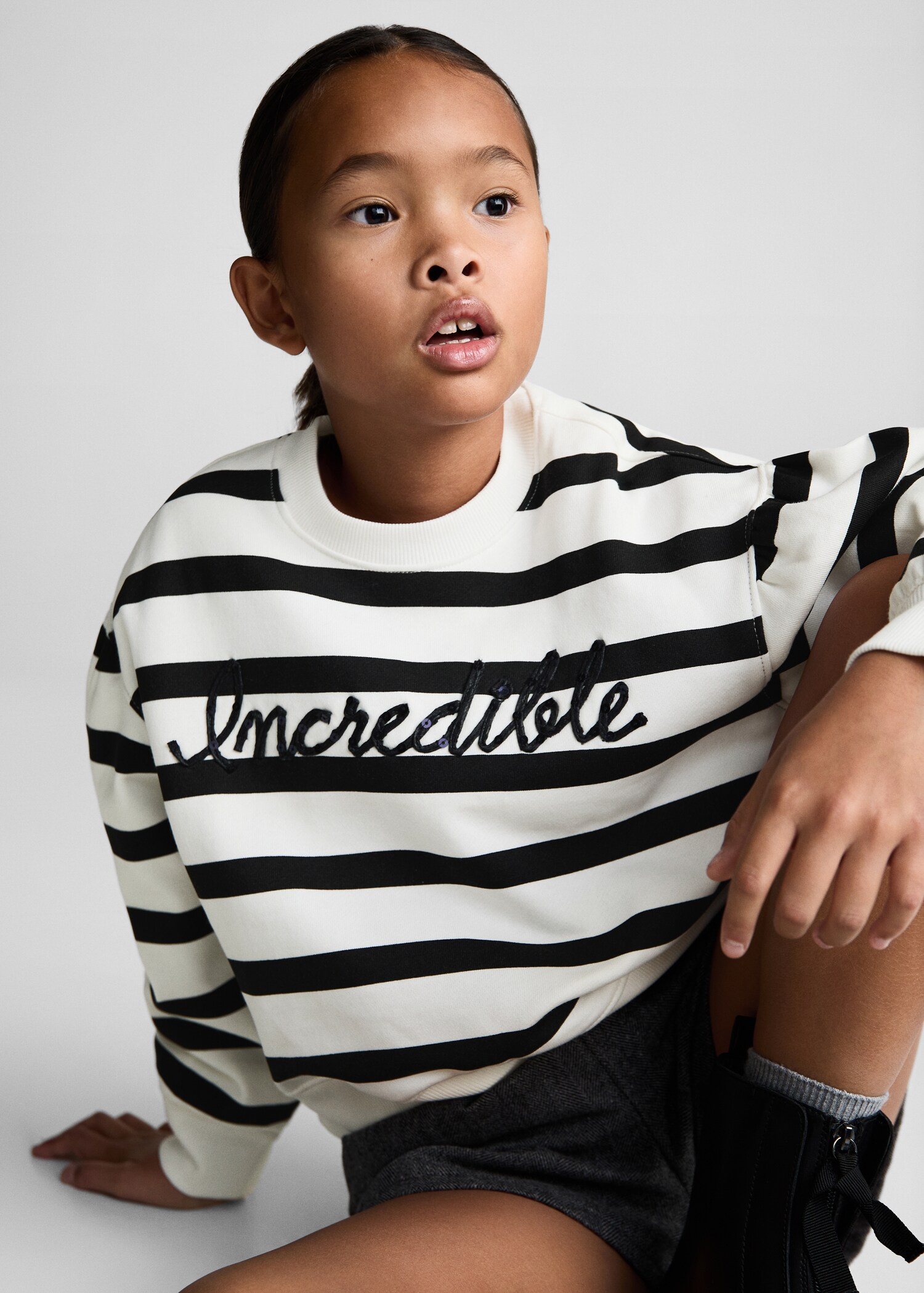Striped sweatshirt with embroidered detail - Details of the article 2