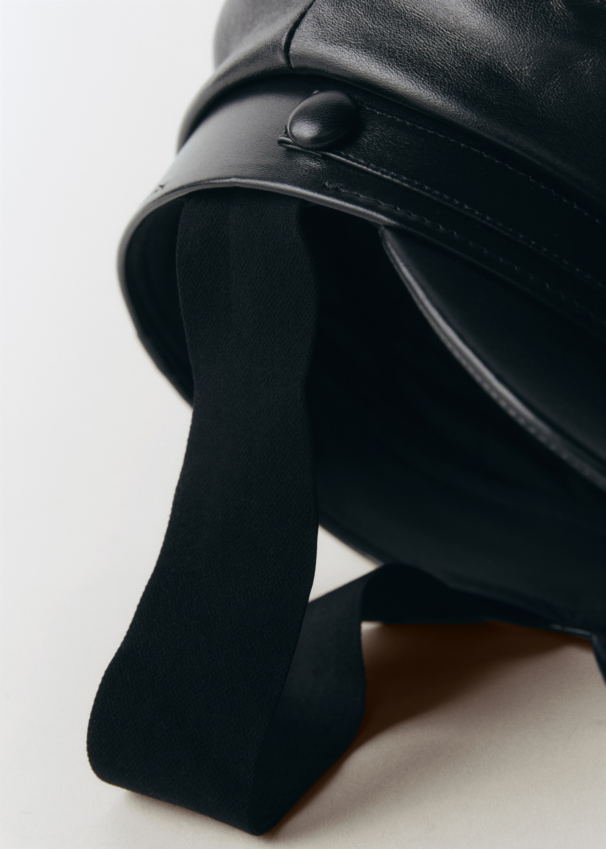 100% leather baker's cap - Details of the article 1, Black. Ref: 77096749-00.