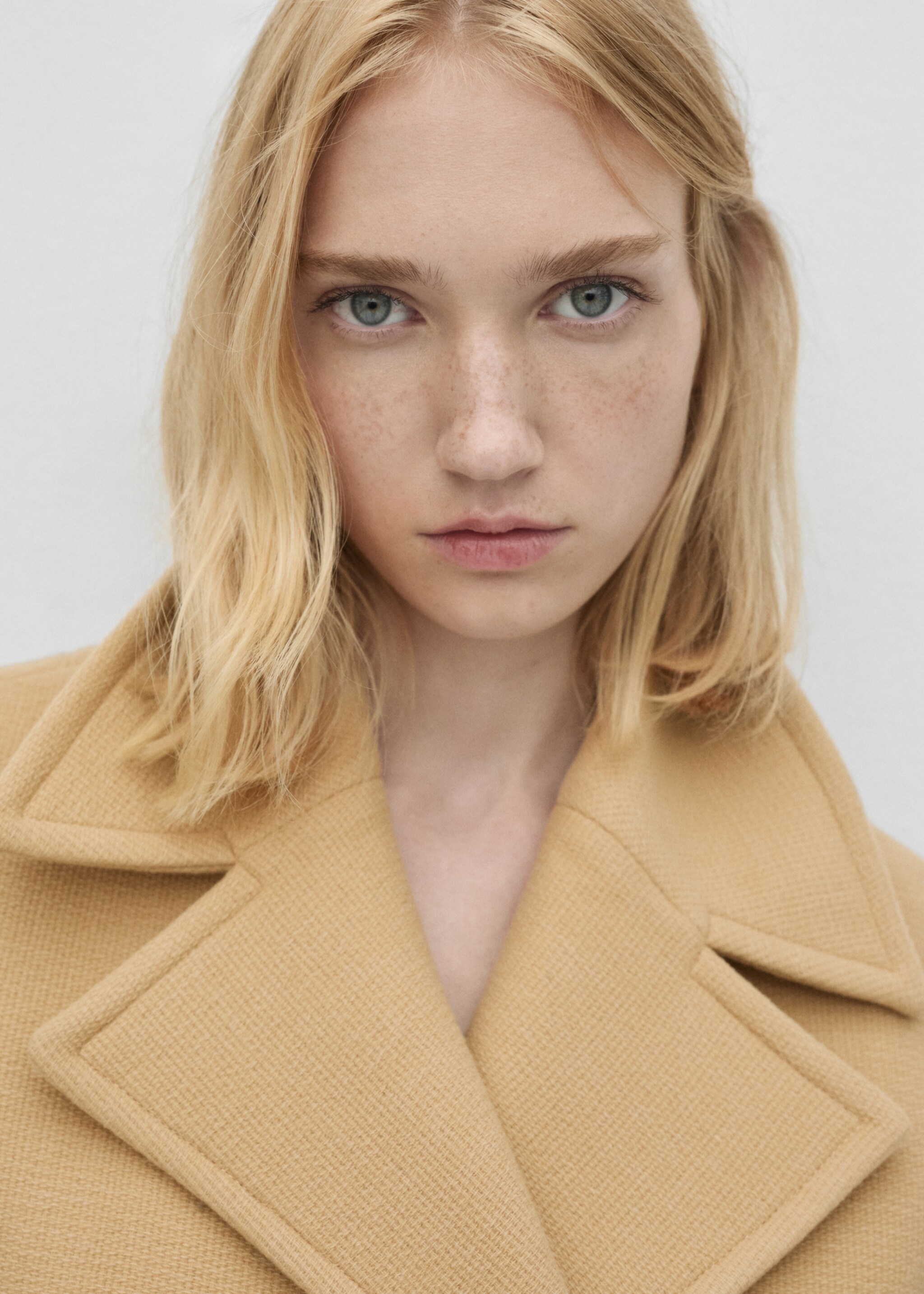 Double-breasted virgin wool coat - Details of the article 6, Medium Brown. Ref: 77096762-00.