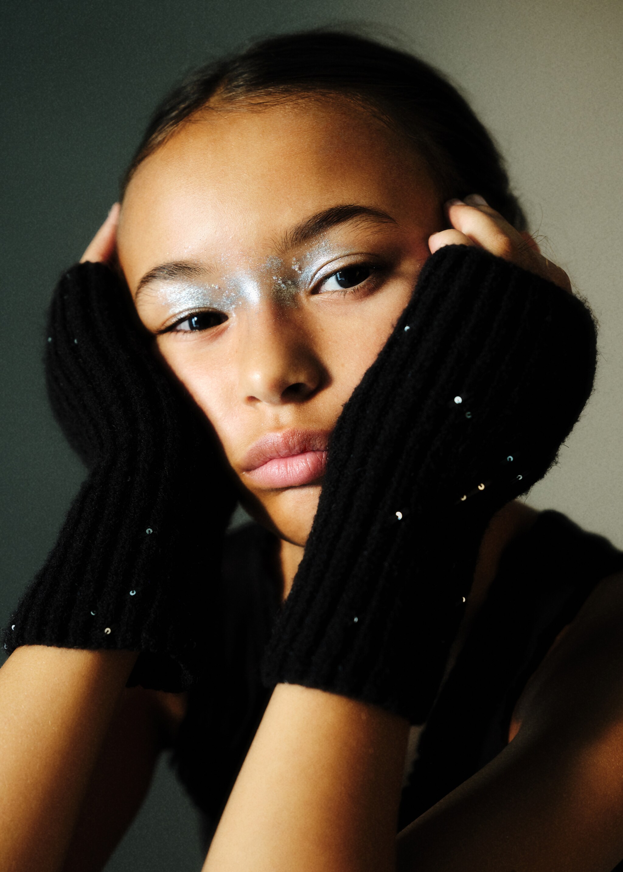 Sequin knitted gloves - Details of the article 5, Black. Ref: 77097119-00.