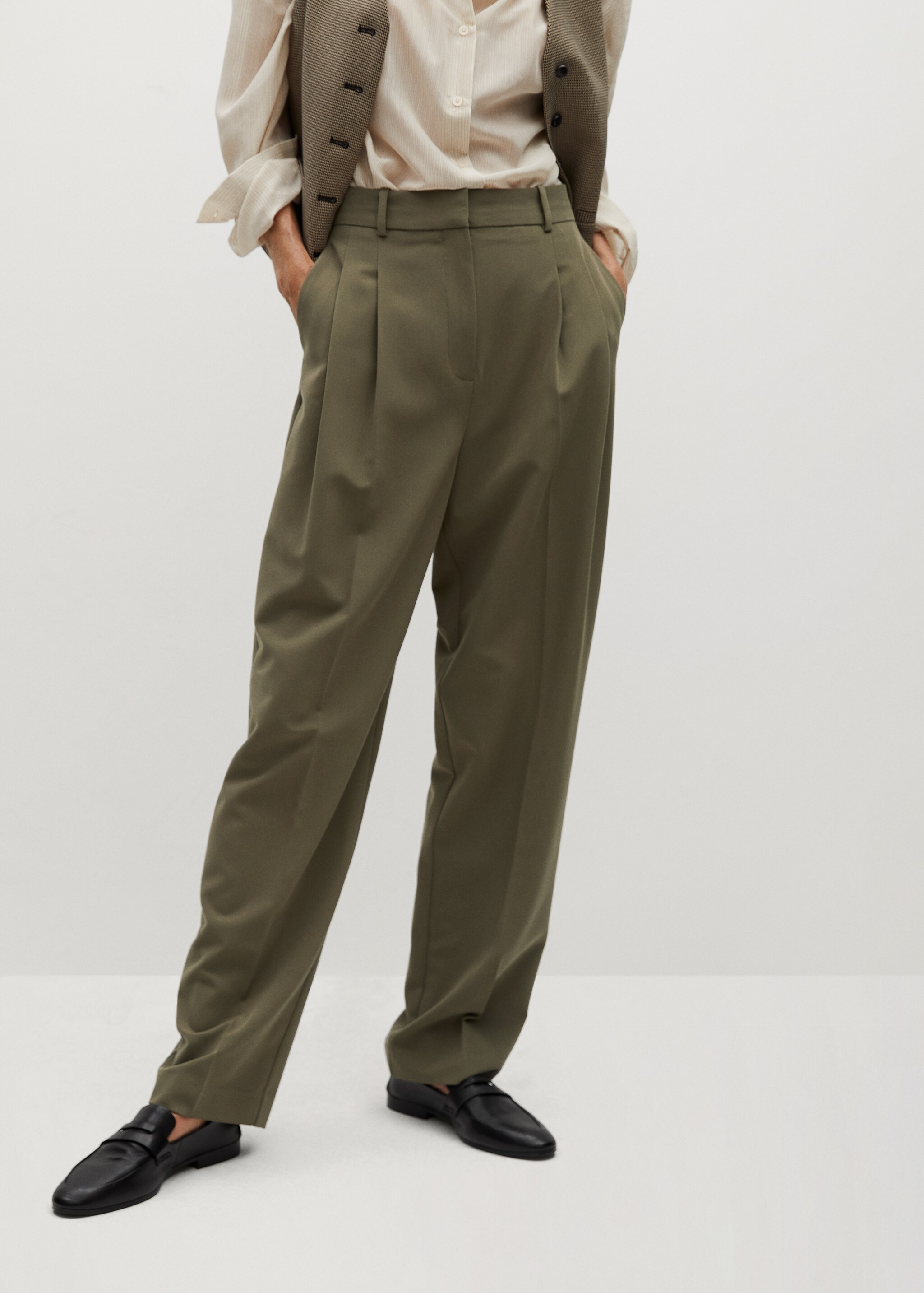Pantalón recto pinzas - Plano medio