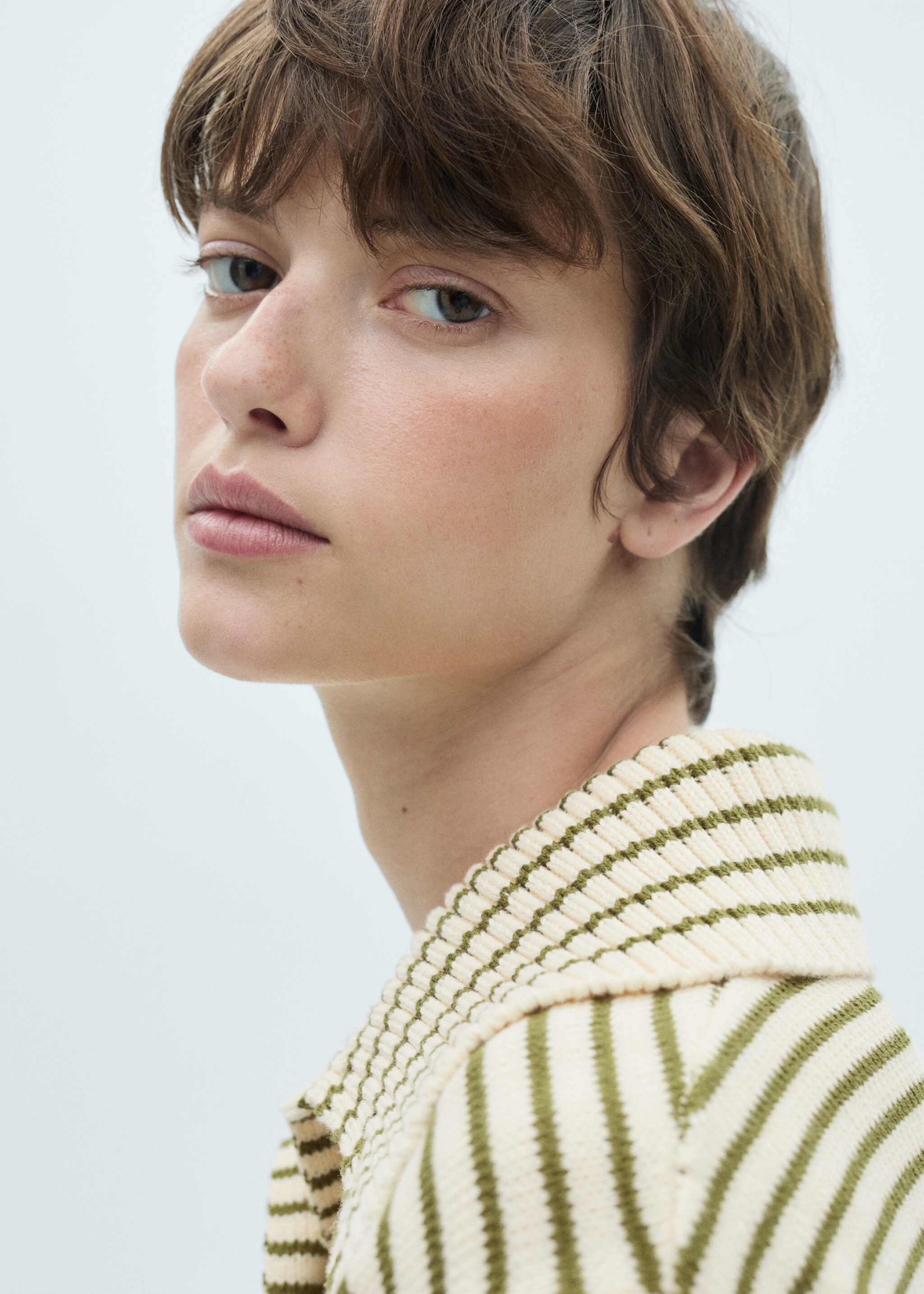Striped knitted gilet - Details of the article 1, Ecru. Ref: 77097643-00.