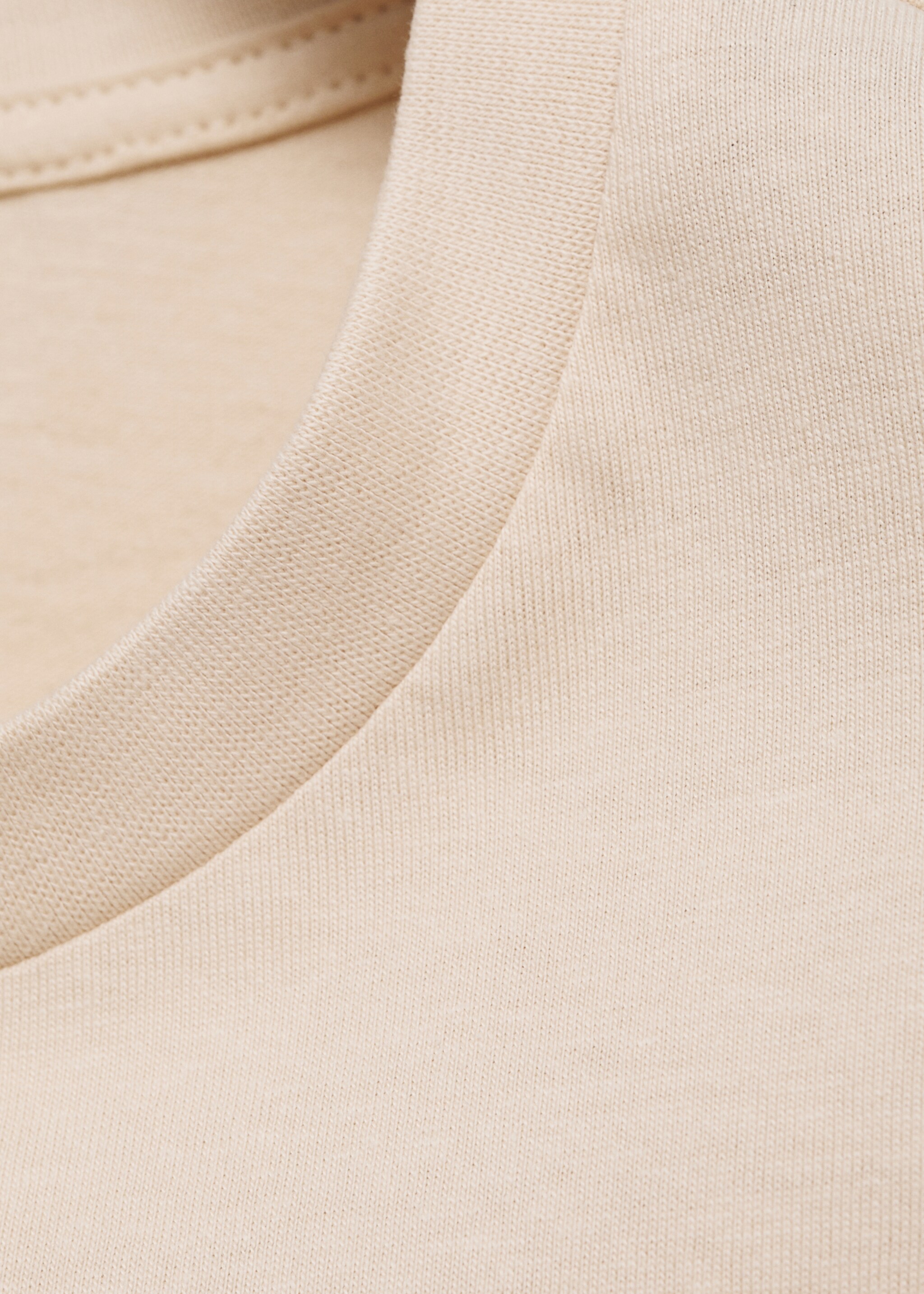 T-Shirt aus 100 % Baumwolle mit Muster auf der Brustpartie - Detail des Artikels 0