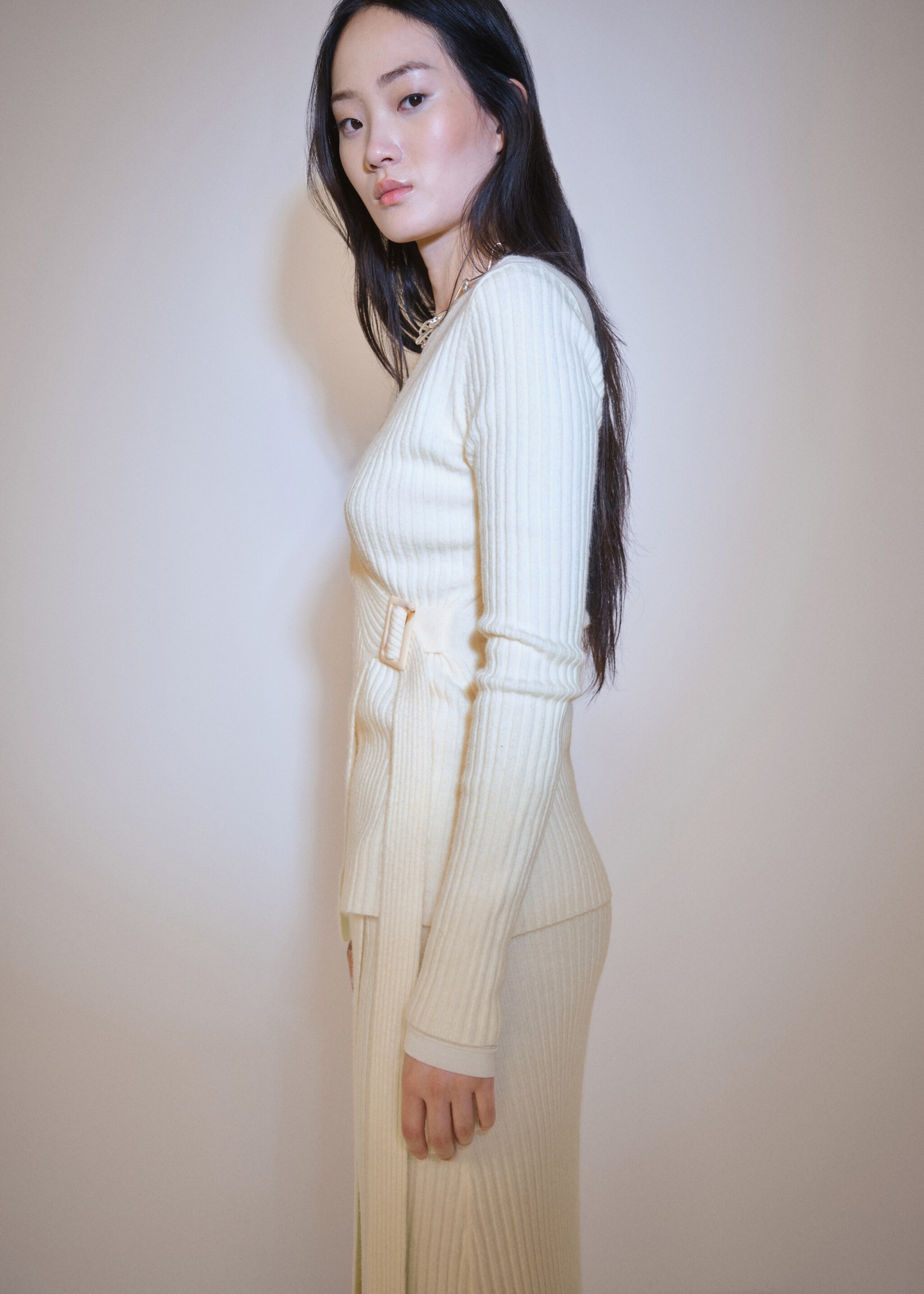 Ribbed cardigan with buckle - Details of the article 1, Ecru. Ref: 77097658-00.